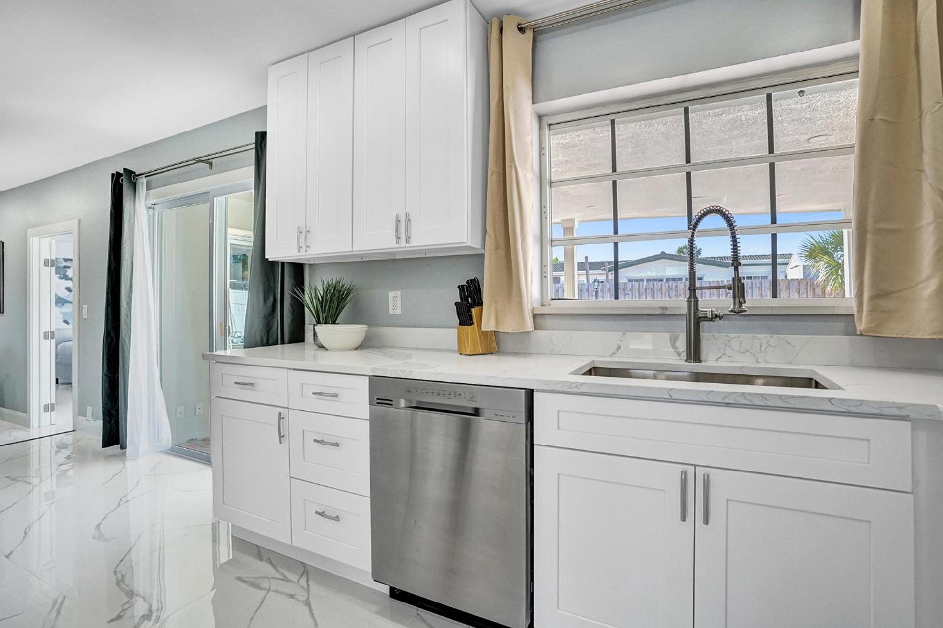 Stunning 4 Bedroom - Heated Pool+ Jacuzzi Close to The Beach
