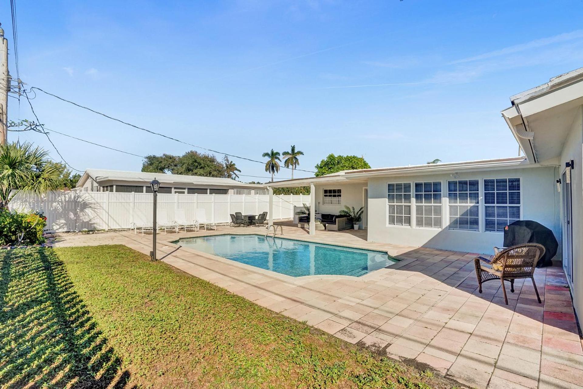 Stunning 4 Bedroom - Heated Pool+ Jacuzzi Close to The Beach