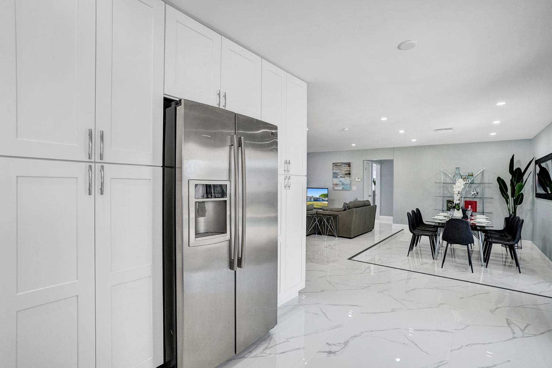 Stunning 4 Bedroom - Heated Pool+ Jacuzzi Close to The Beach