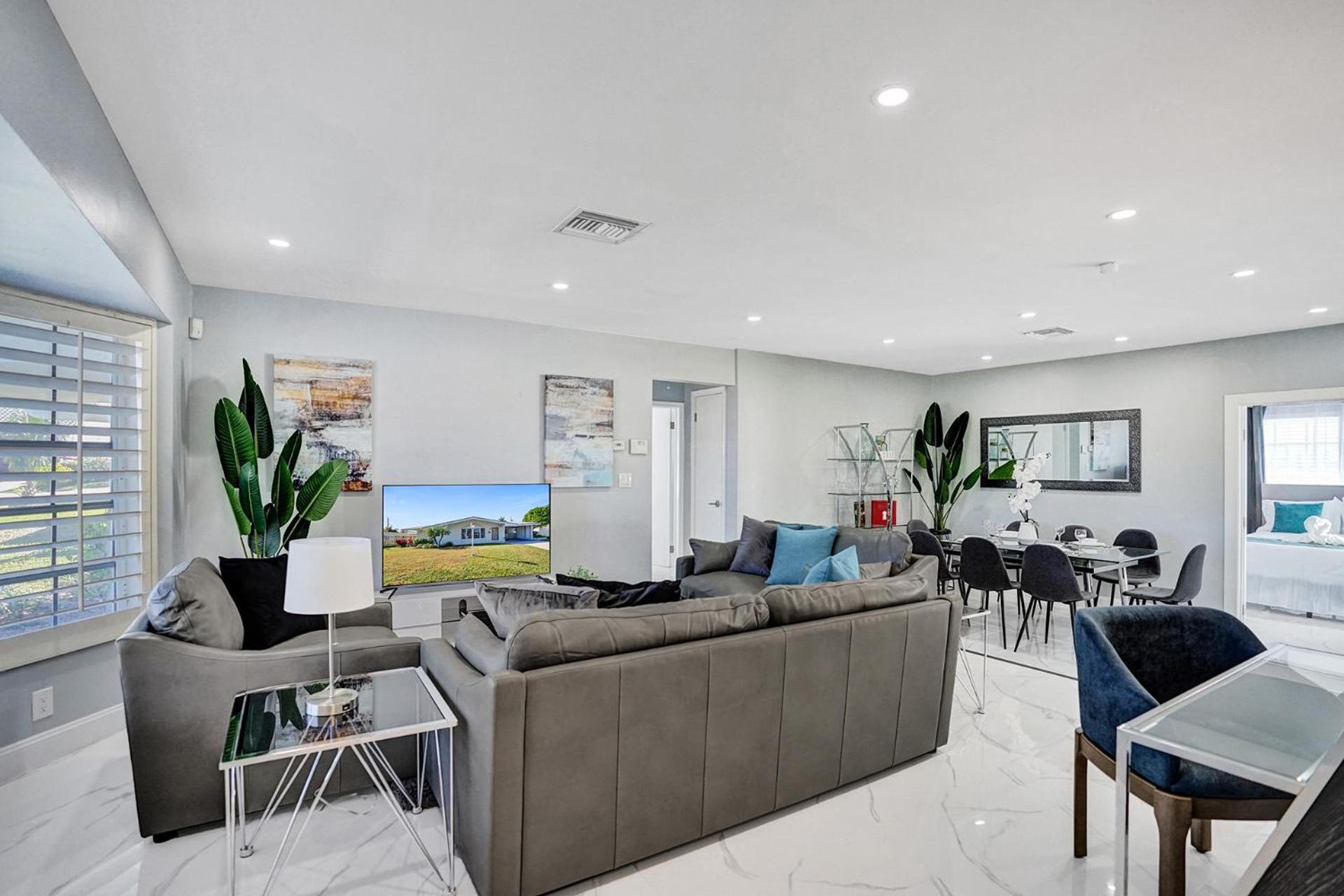 Stunning 4 Bedroom - Heated Pool+ Jacuzzi Close to The Beach