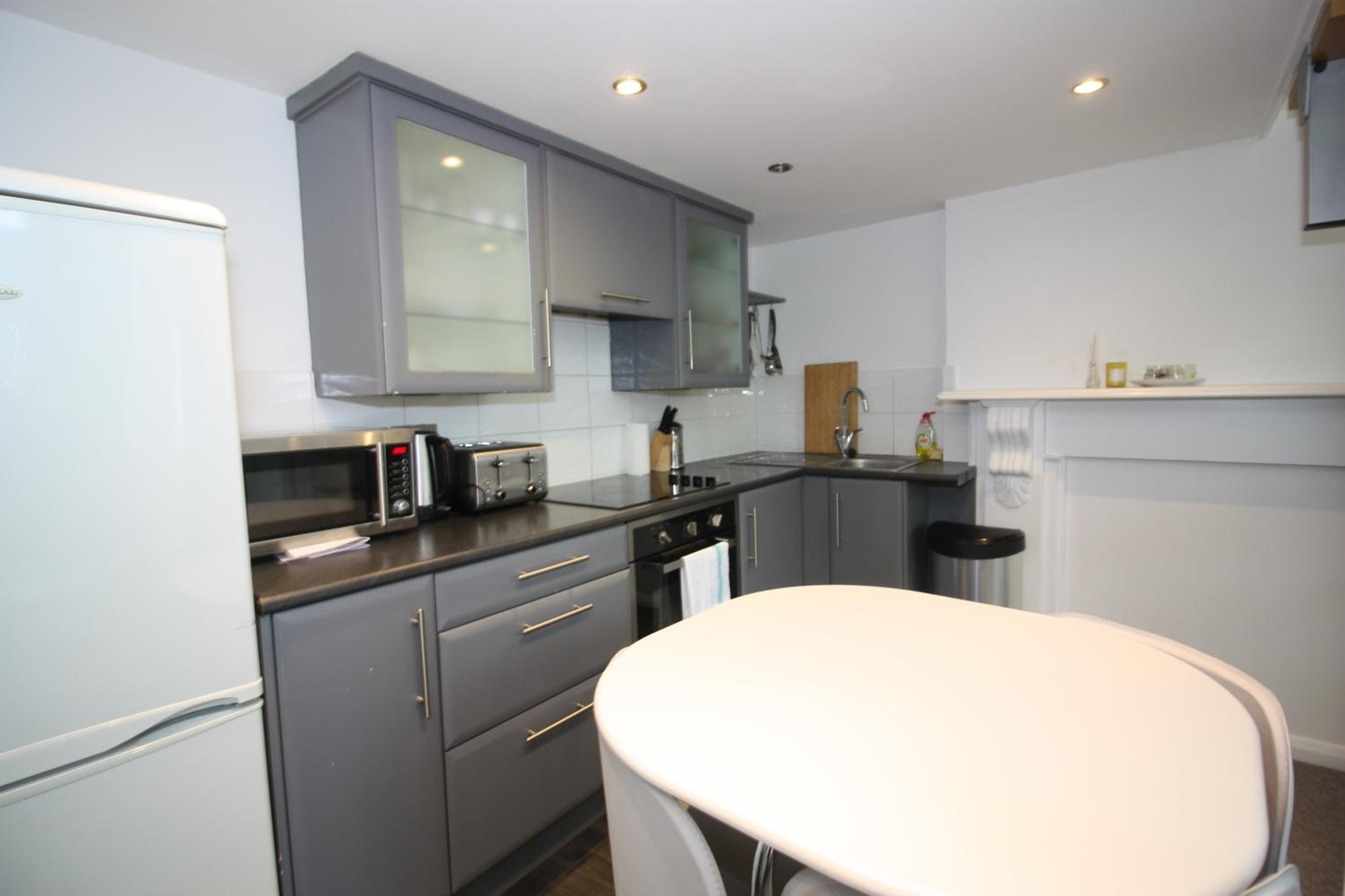 Well Appointed Garden Condo in Kensington Olympia