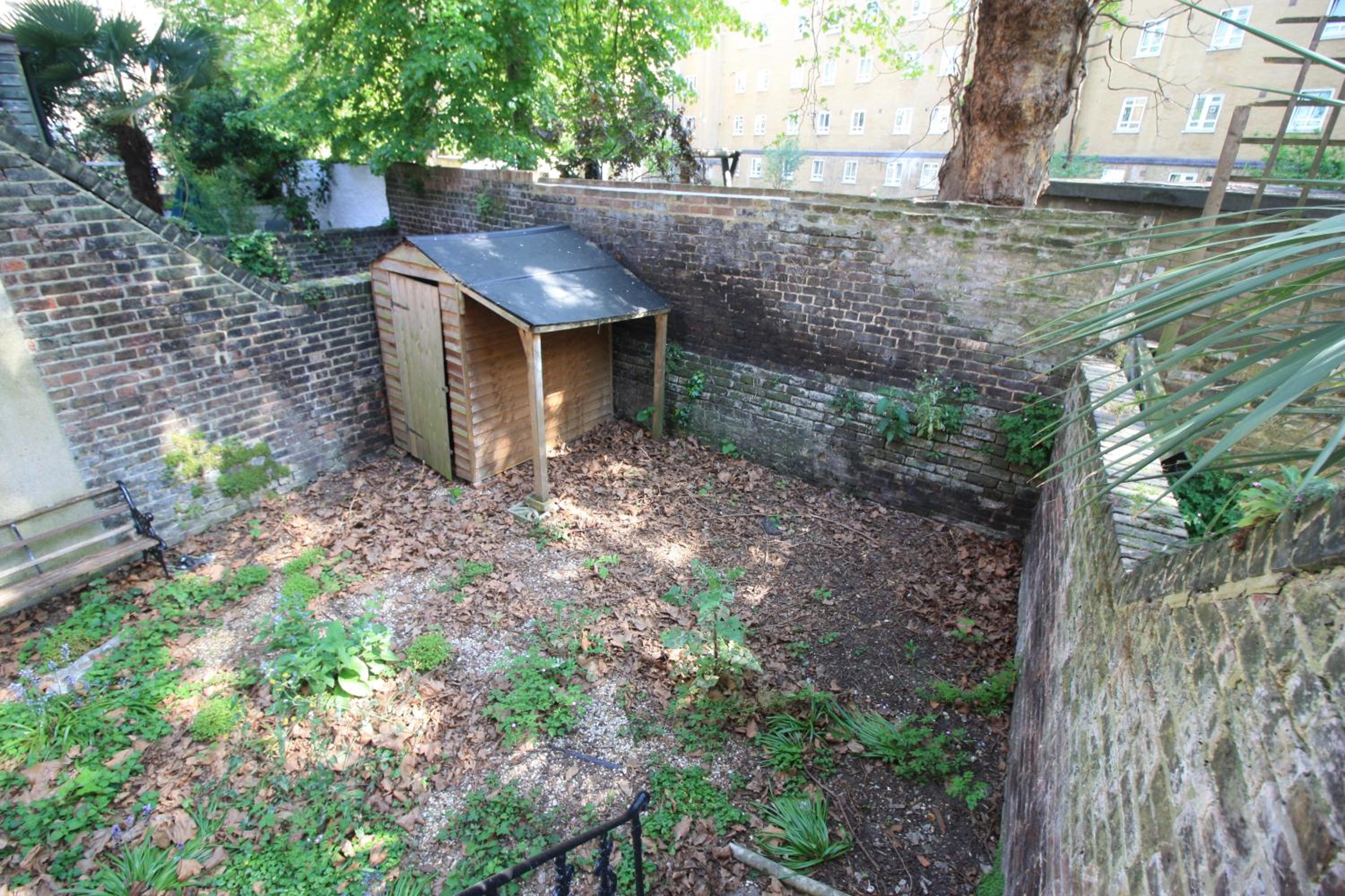 Well Appointed Garden Condo in Kensington Olympia