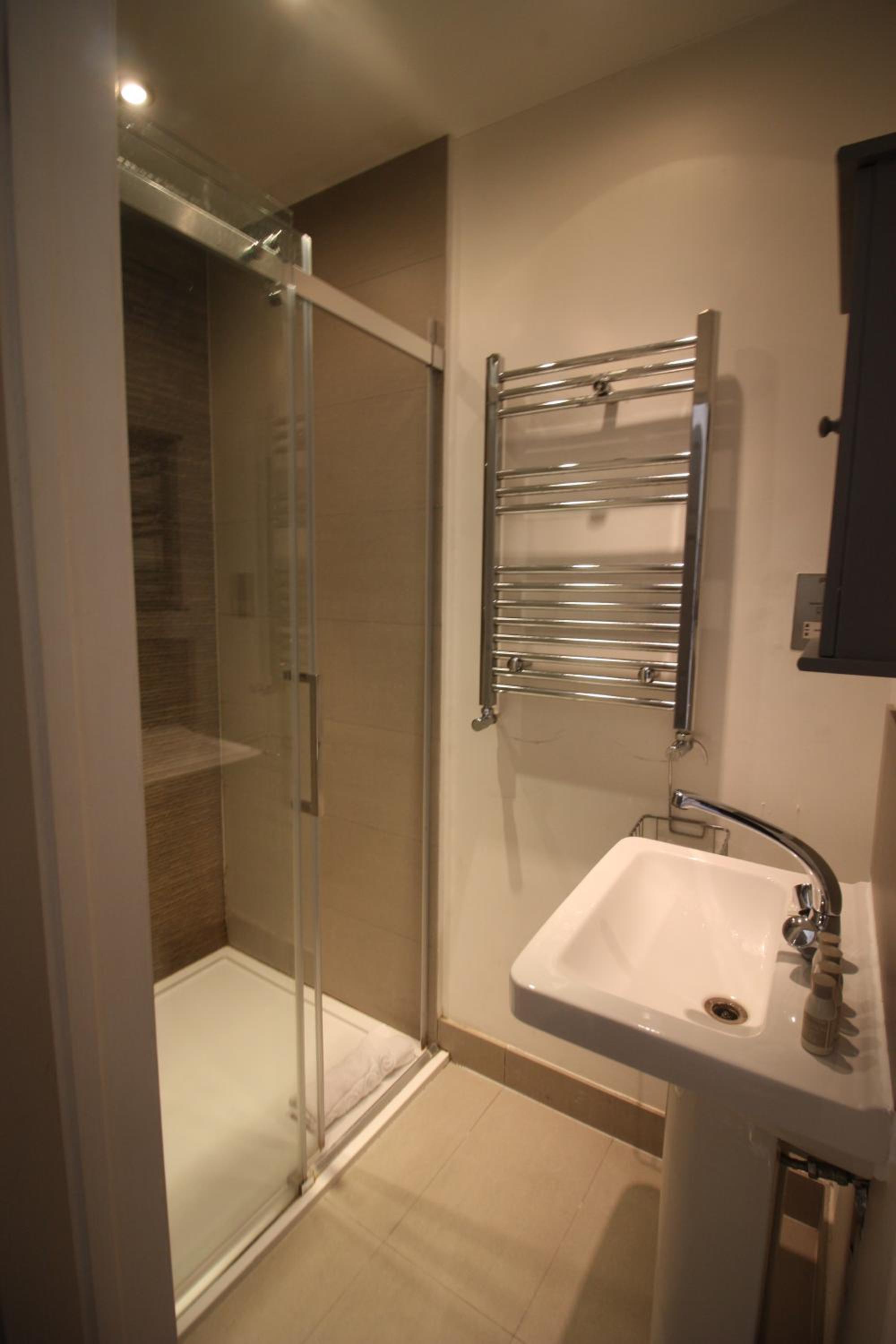 Well Appointed Garden Condo in Kensington Olympia