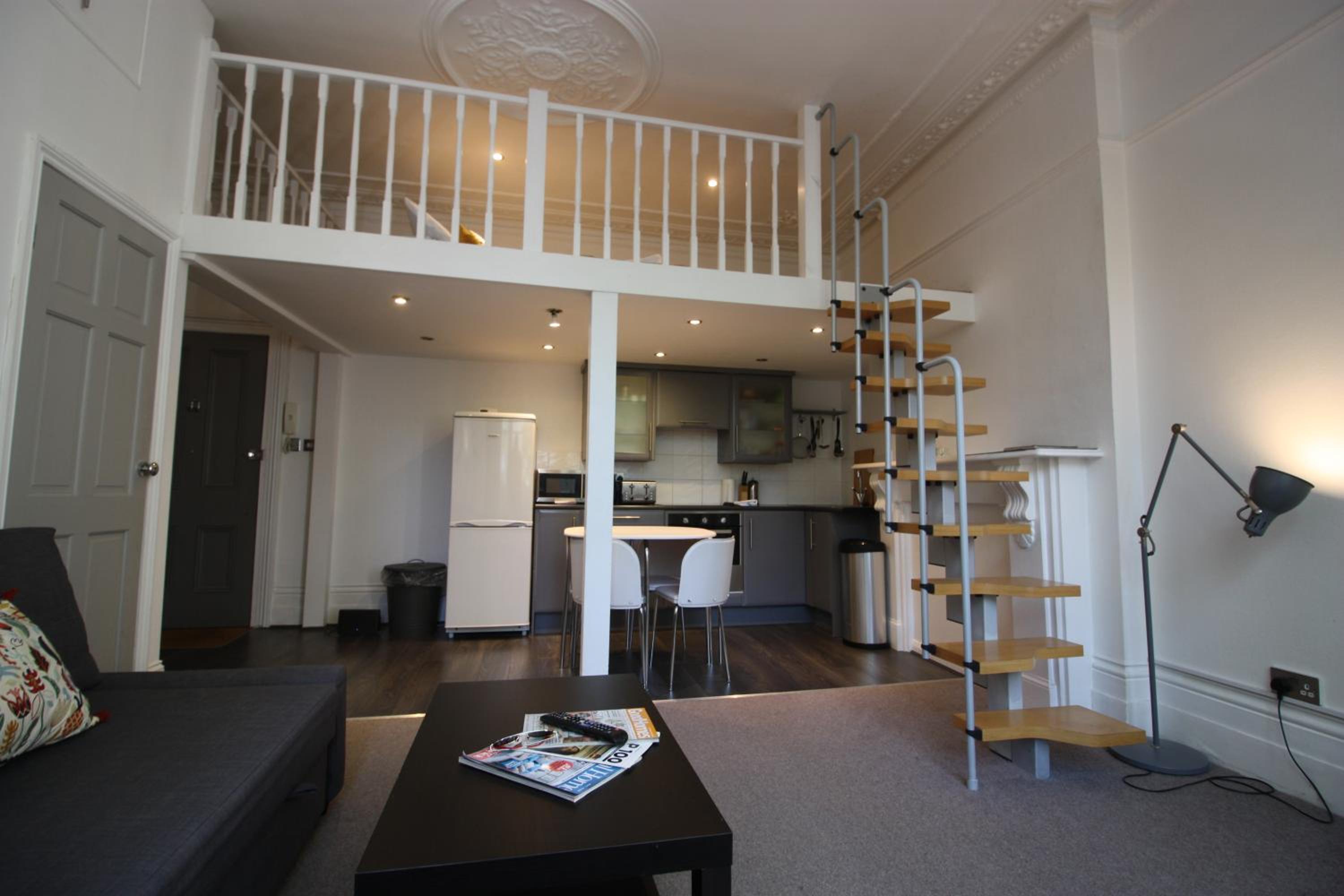 Well Appointed Garden Condo in Kensington Olympia