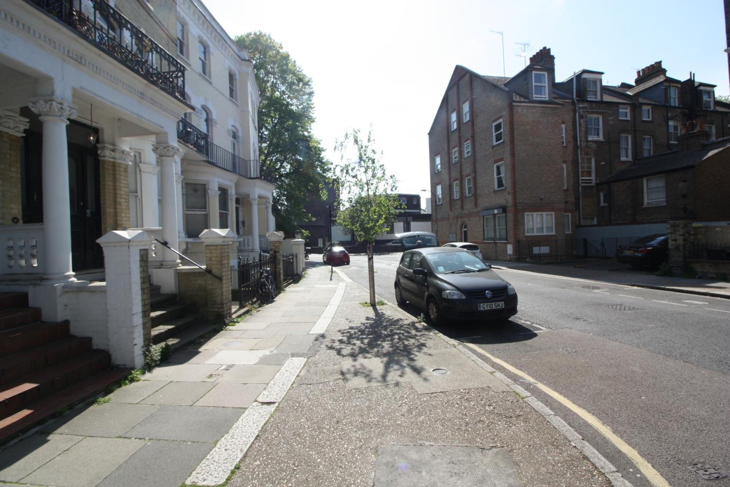 Well Appointed Garden Condo in Kensington Olympia