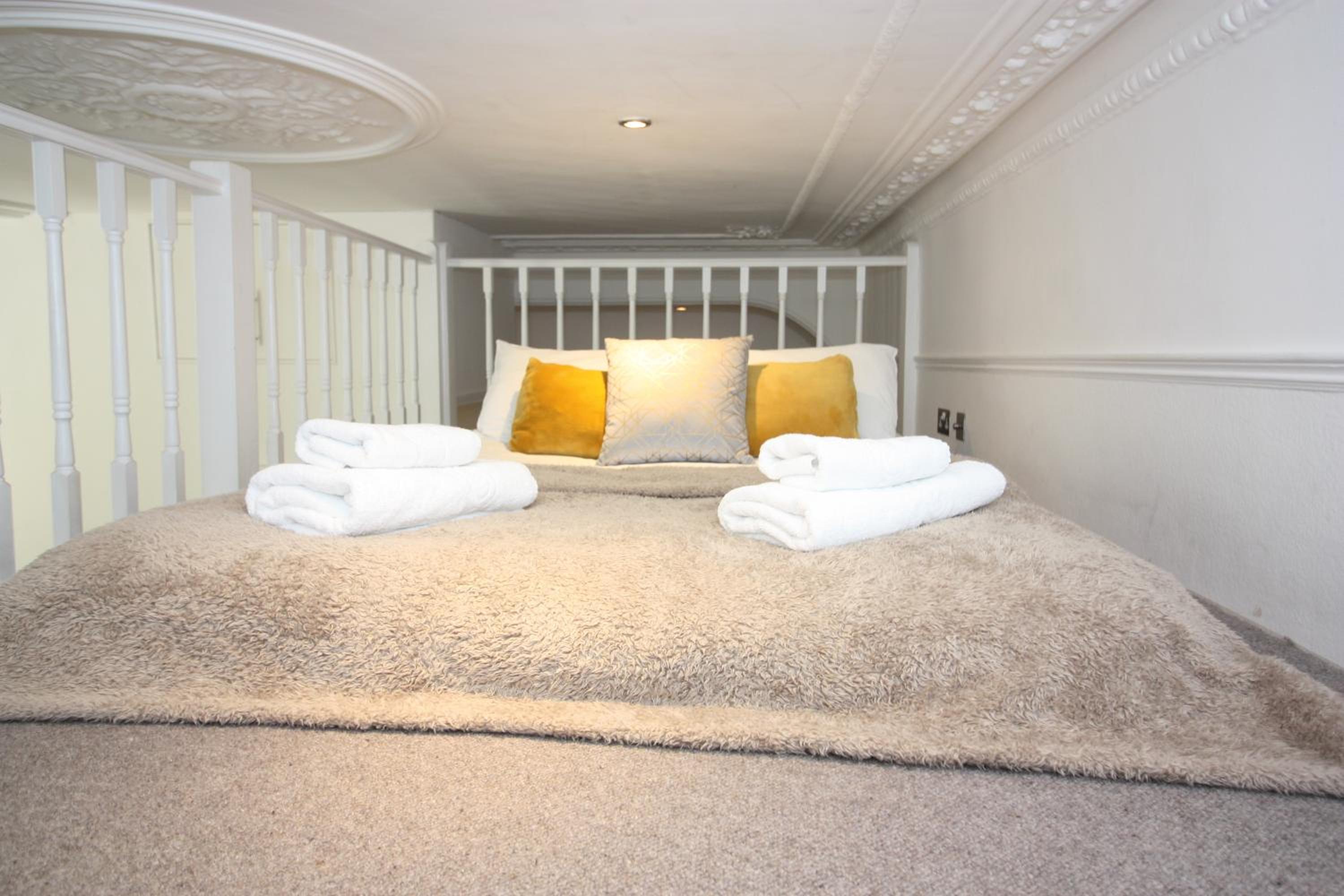 Well Appointed Garden Condo in Kensington Olympia