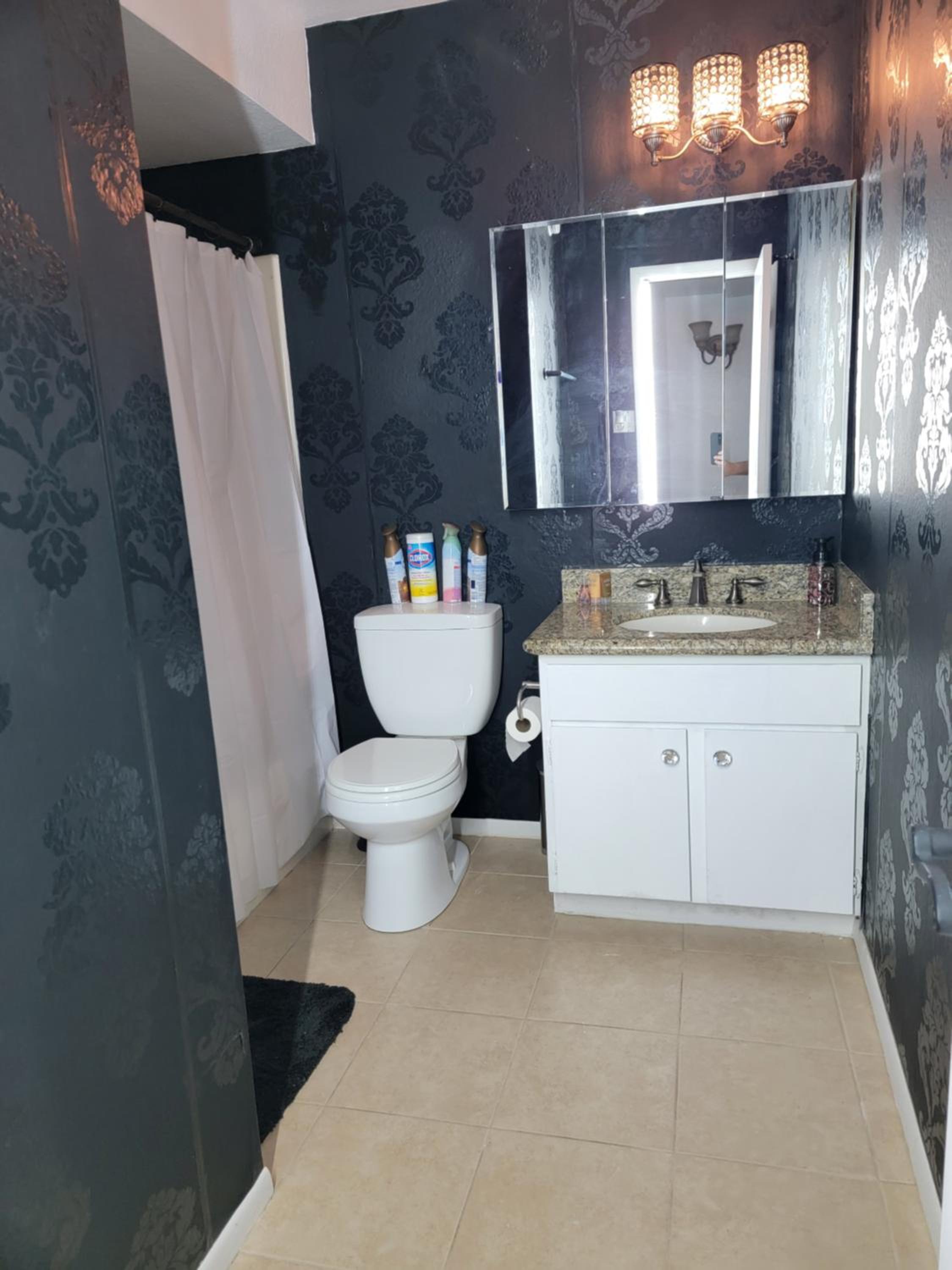 Orangewood  51Ave Homestay - Not a Hotel - Property Image 2