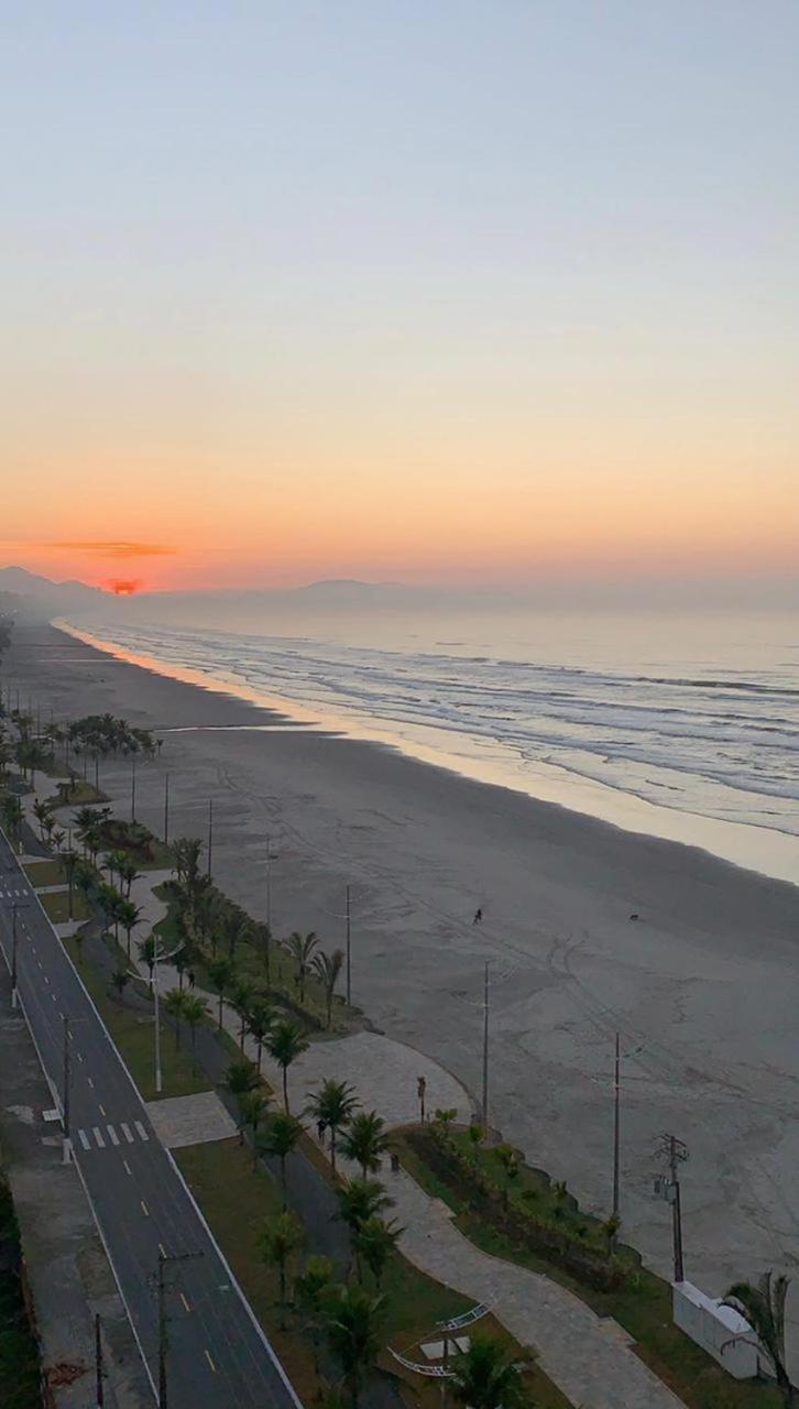 APARTAMENTO TOTALMENTE DE FRENTE AO MAR EM PRAIA GRANDE SP