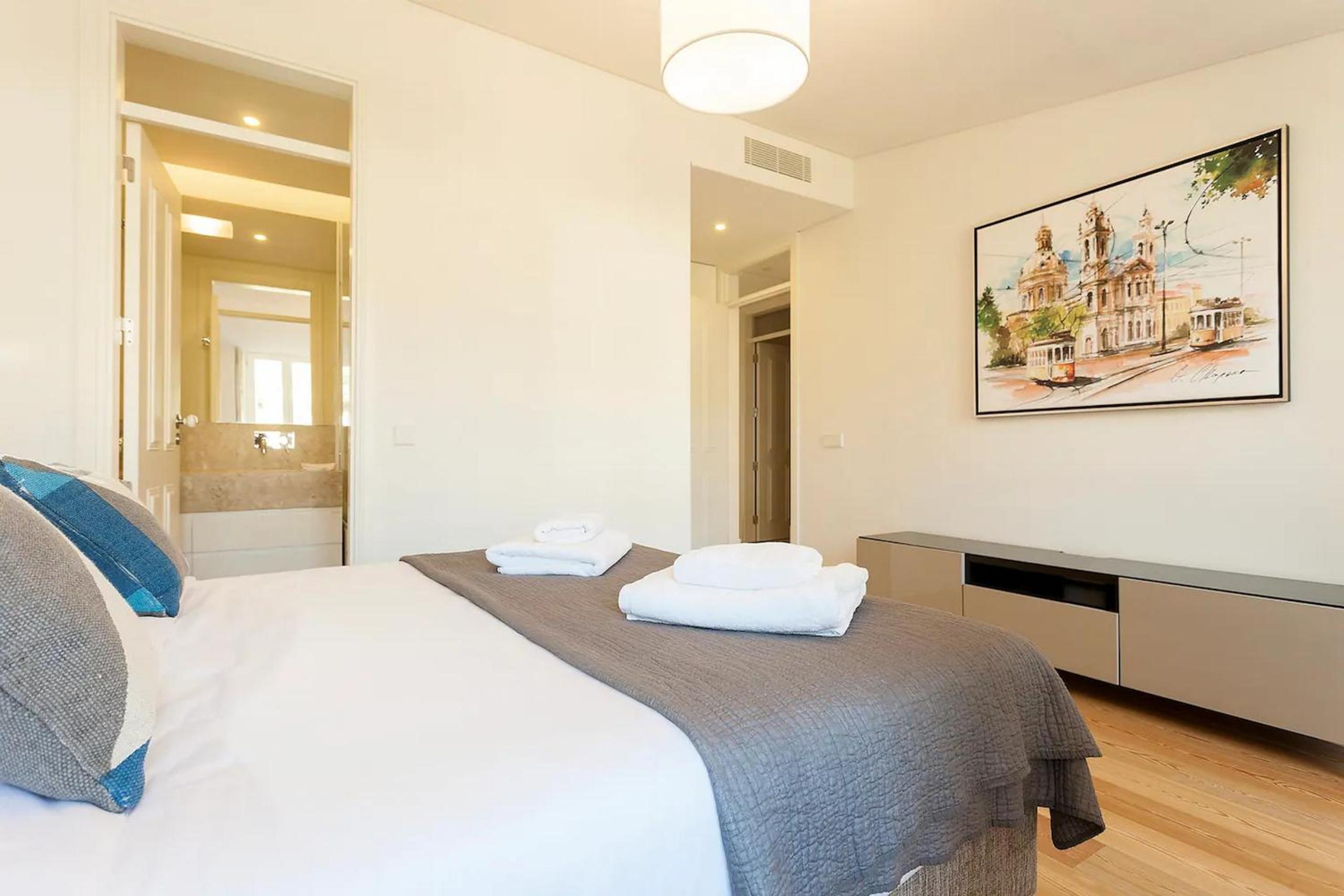 FLH Mouraria Art Apartment with Pool view 2