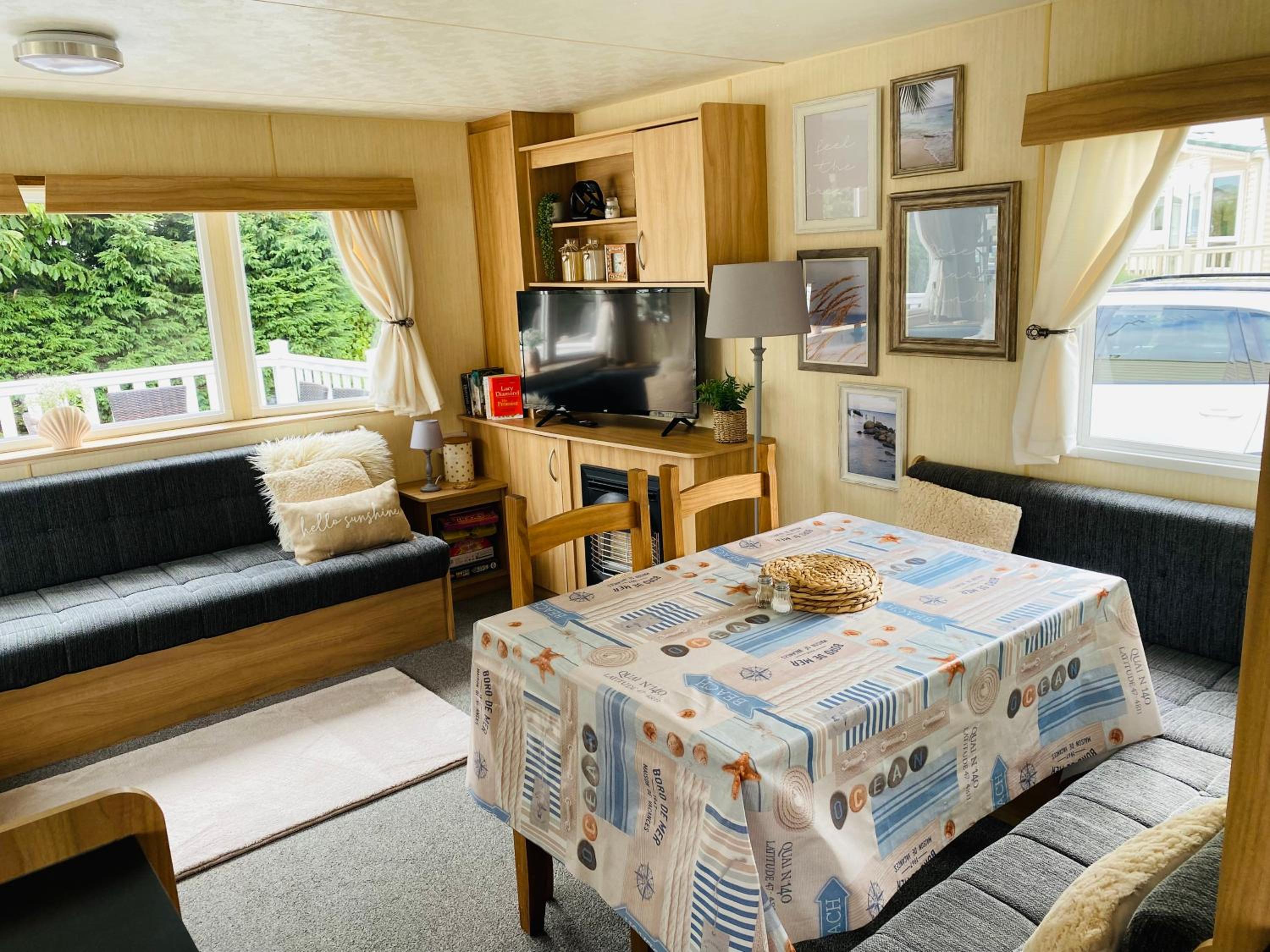 Shell Beach Holiday Home Mersea Coopers Beach view 5