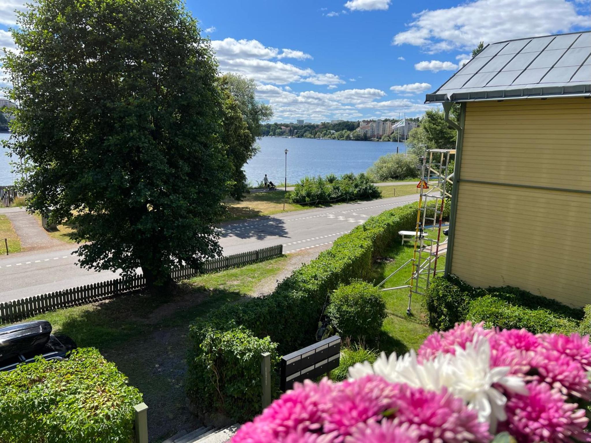 Historic apartment near the city by the water