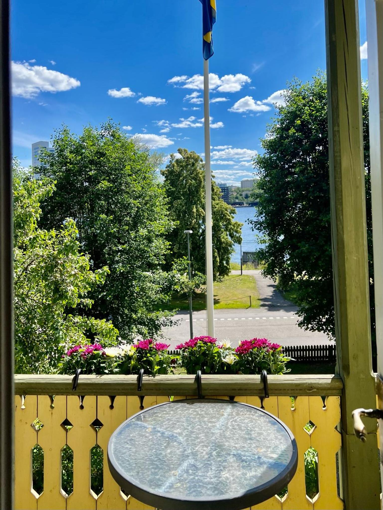 Historic apartment near the city by the water
