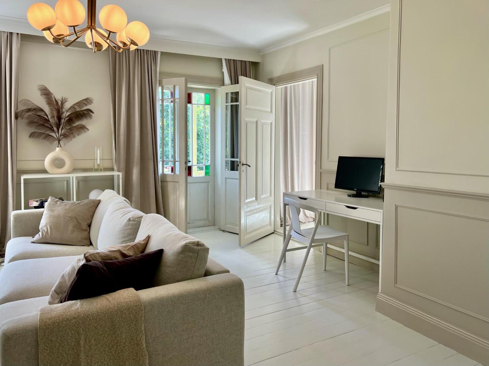 Historic apartment near the city by the water