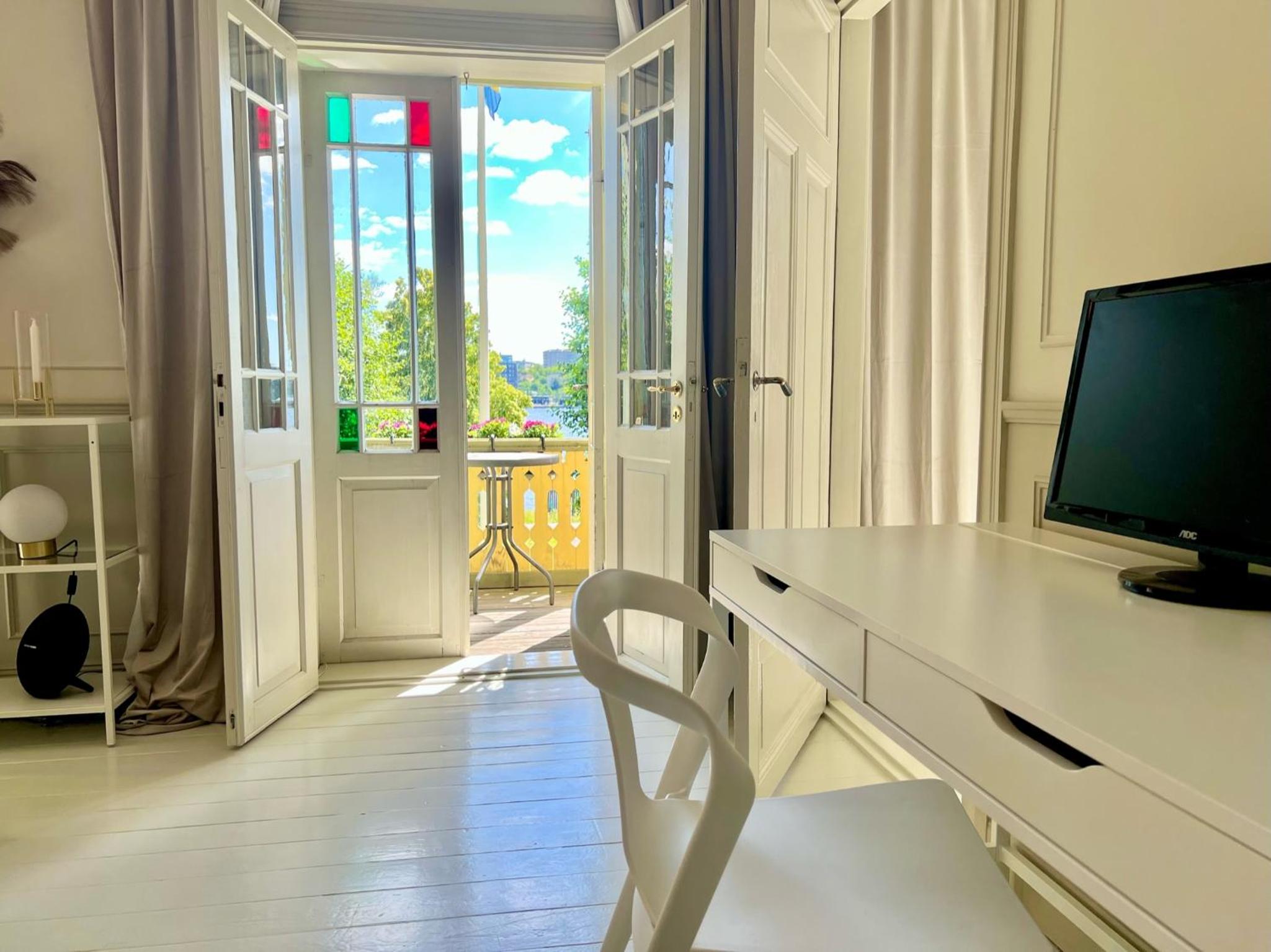 Historic apartment near the city by the water