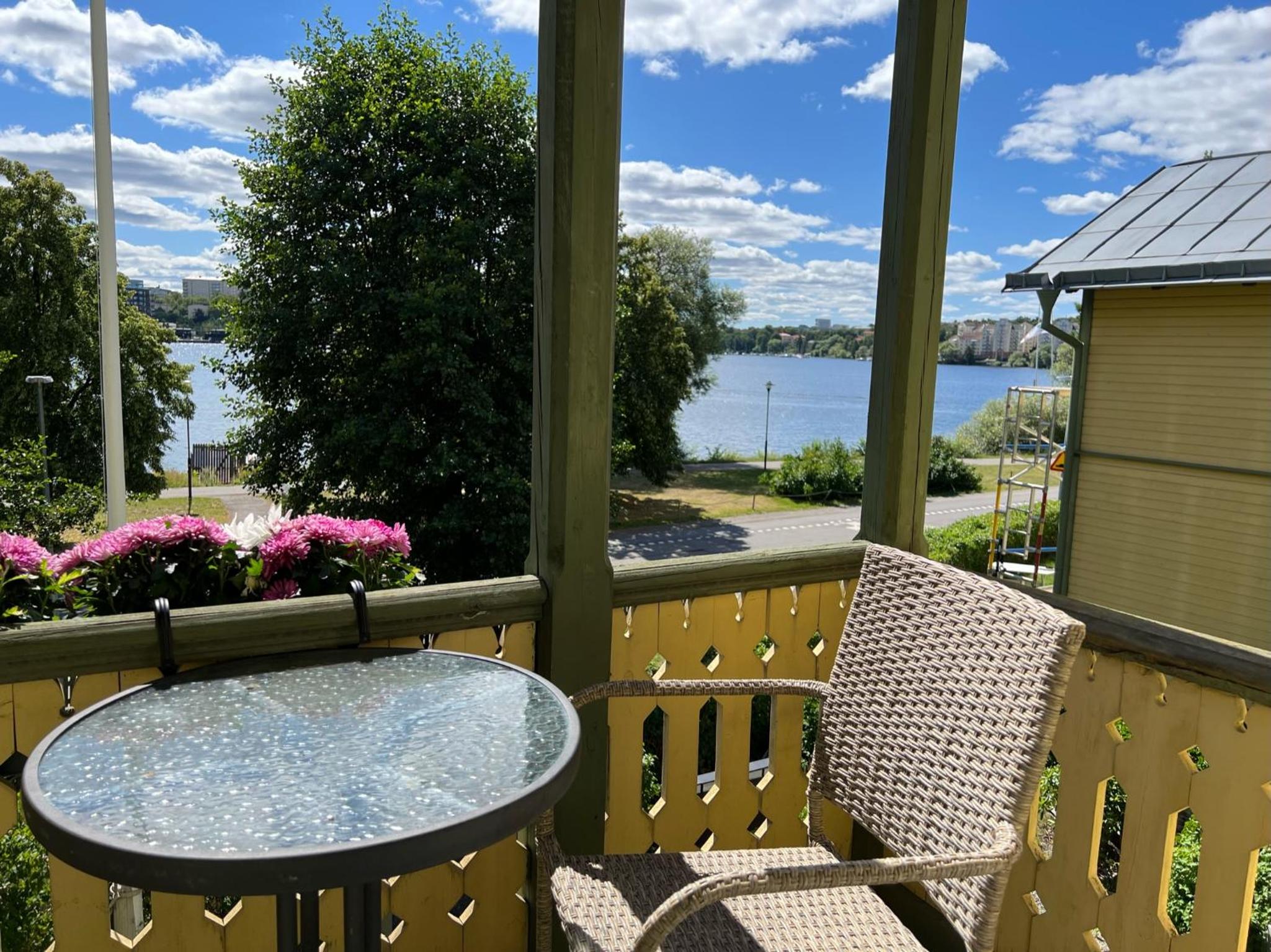 Historic apartment near the city by the water