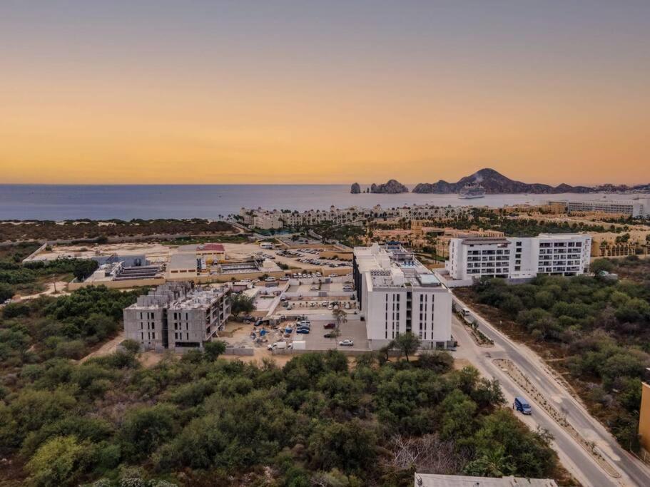 Endless Summer - 2Bed 2Bath Condo - Seasonly Heated Pool with Ocean Views - 5min walk to Beach - Fibre Internet - Sleeps 6 view 5