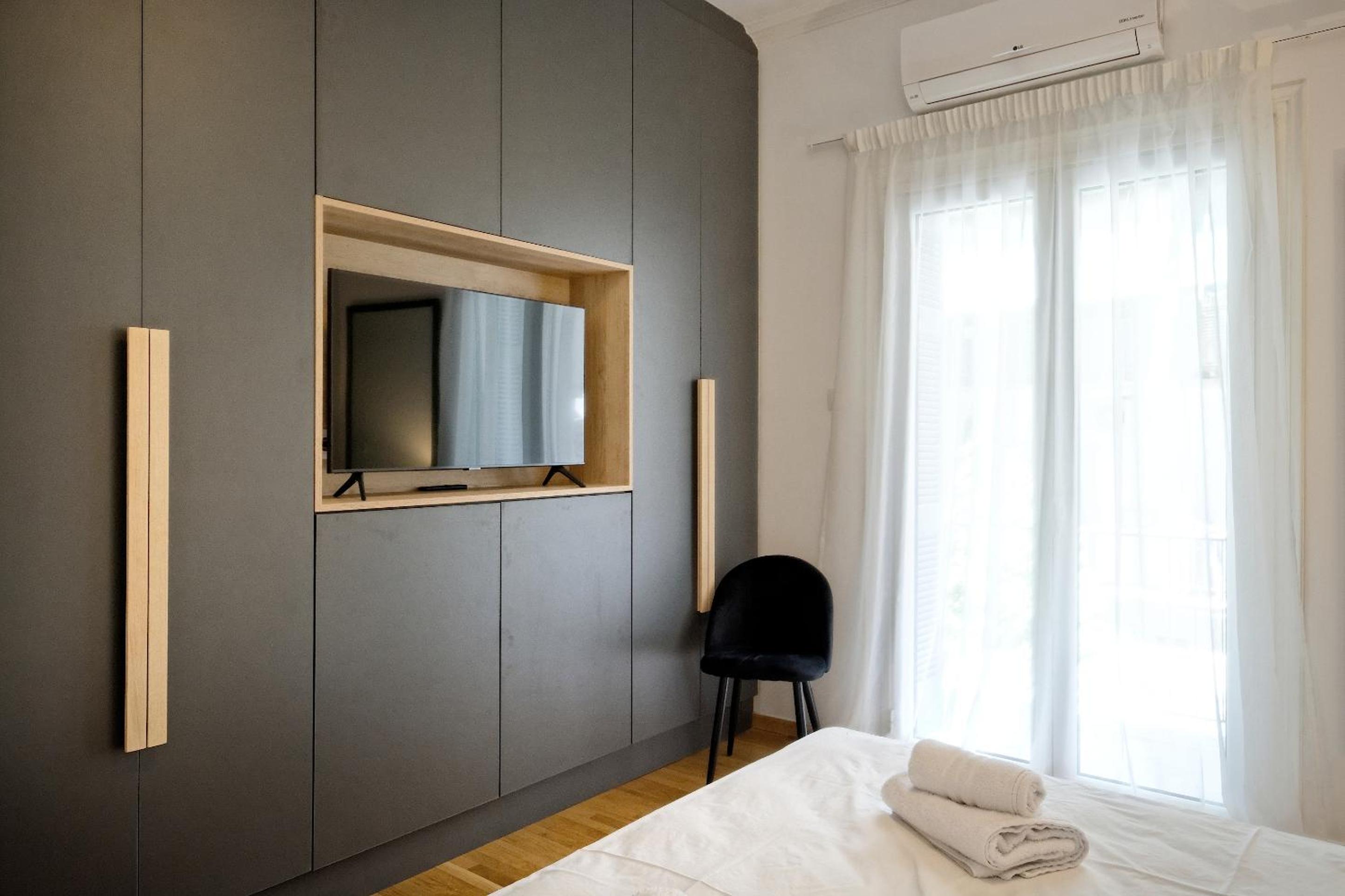 Elegant Big Apartment in Athens Center With Balcony