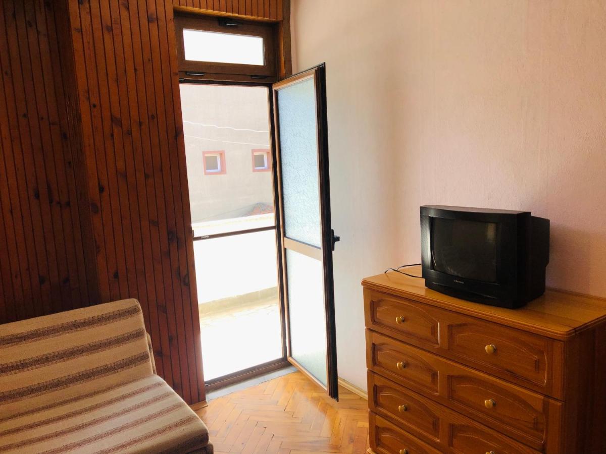 Nessebar, House with Rooms for Rent Each with Private Bathroom, Toilet, and Terrace Only 400 Meters from the Two Beaches in Nessebar