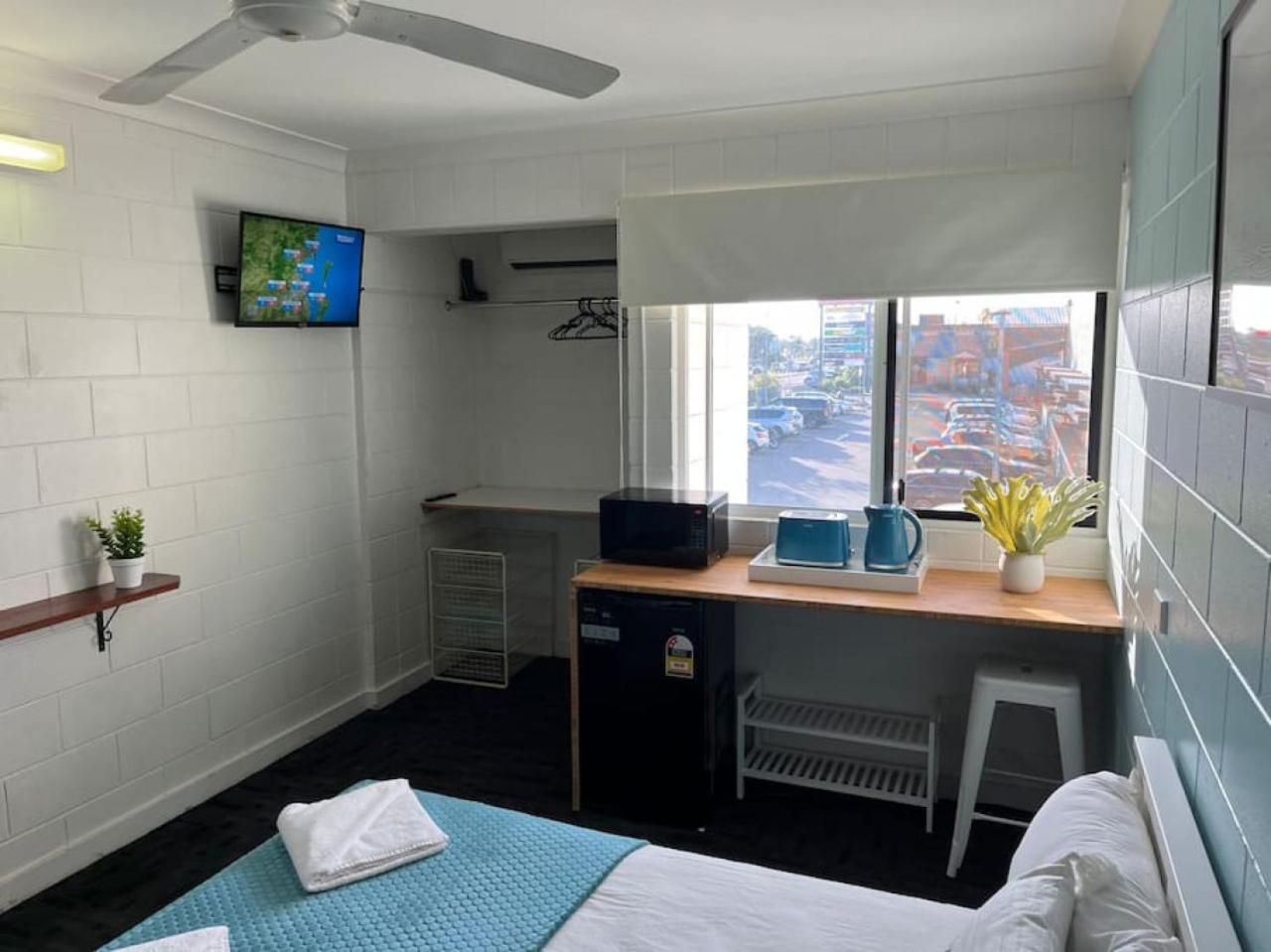 Seaside Lodge Hostel Townsville- right next to coles, 2 mins walk to strand & CBD- Passport required