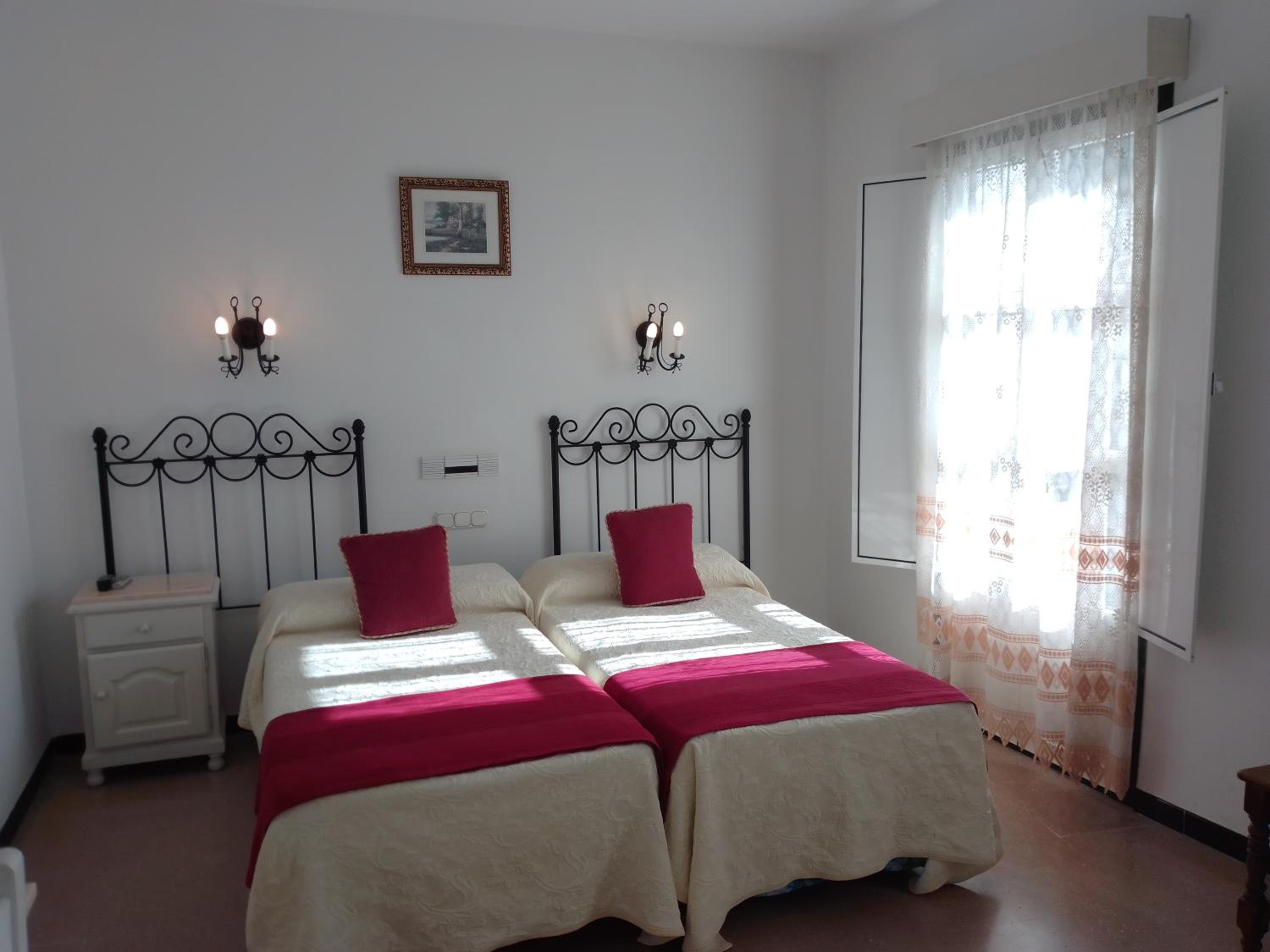 Hostal 2 estrellas -Restaurante Las Tres Encinas EN EL CENTRO DEL PUEBLO view 2