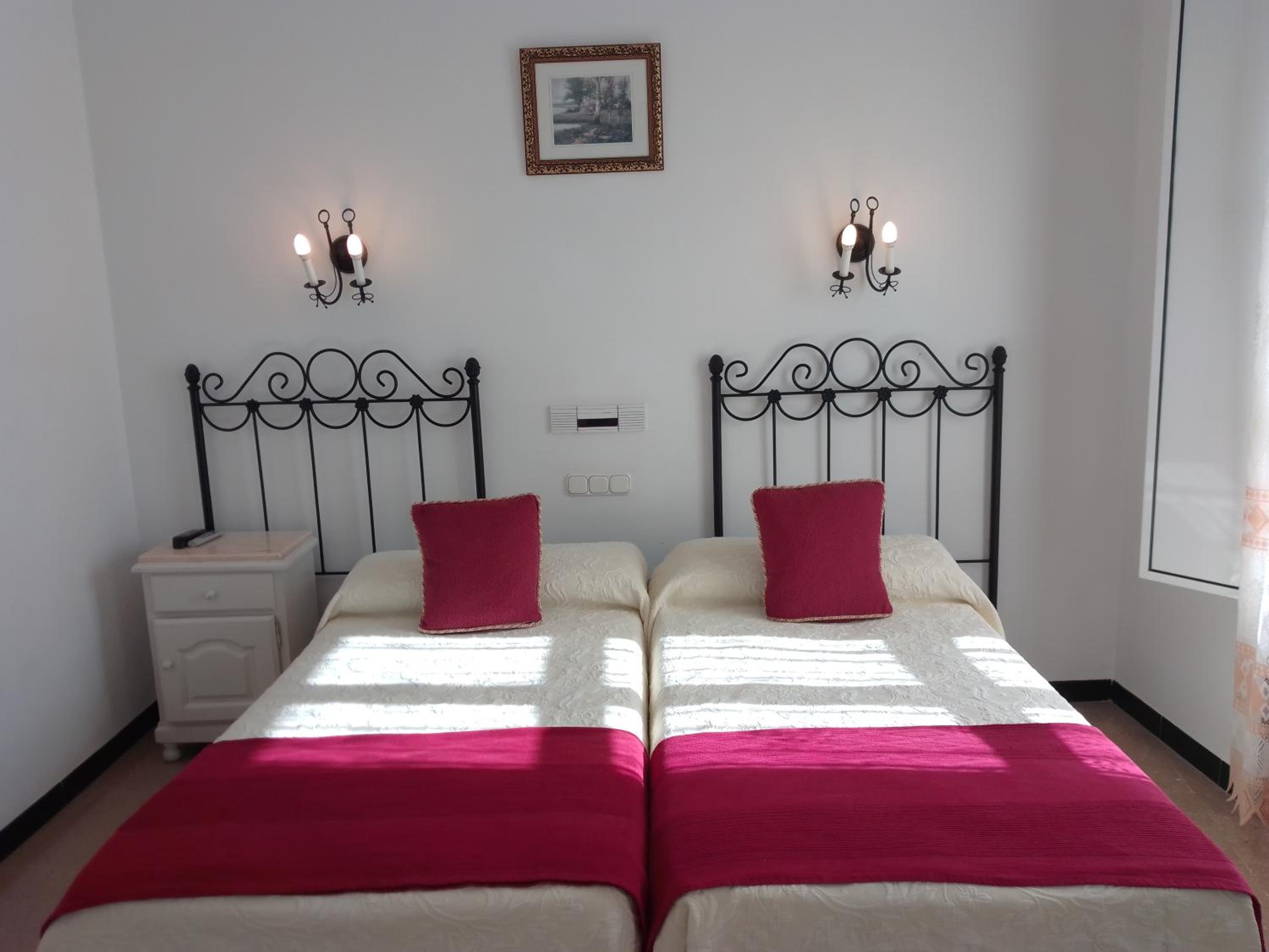 Hostal 2 estrellas -Restaurante Las Tres Encinas EN EL CENTRO DEL PUEBLO view 4