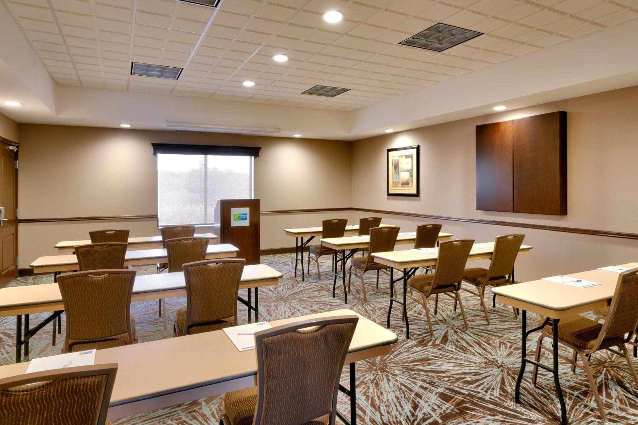 Butte Vacations - Holiday Inn Express Hotel  Suites Butte, an IHG Hotel - Property Image 6