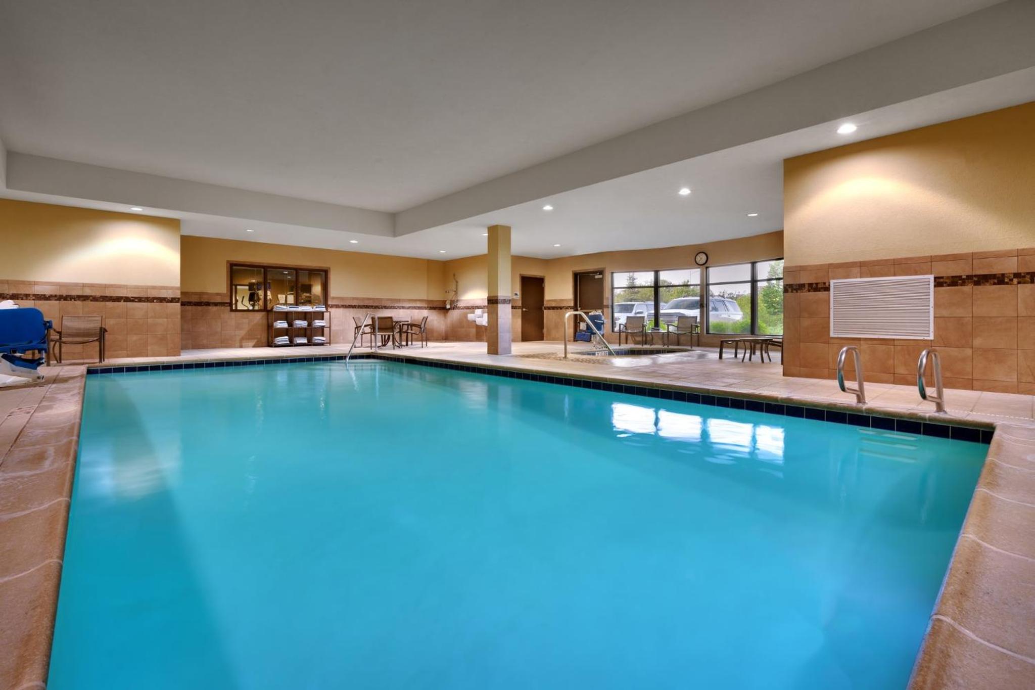 Butte Vacations - Holiday Inn Express Hotel  Suites Butte, an IHG Hotel - Property Image 7