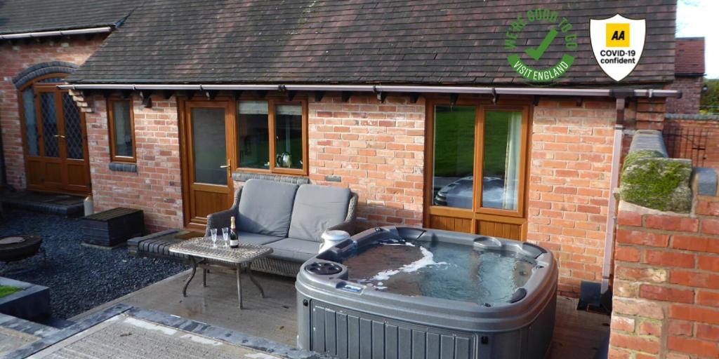 Coach House at Oaks Barn Farm Alcester with optional hire Salt water hot tub view 4