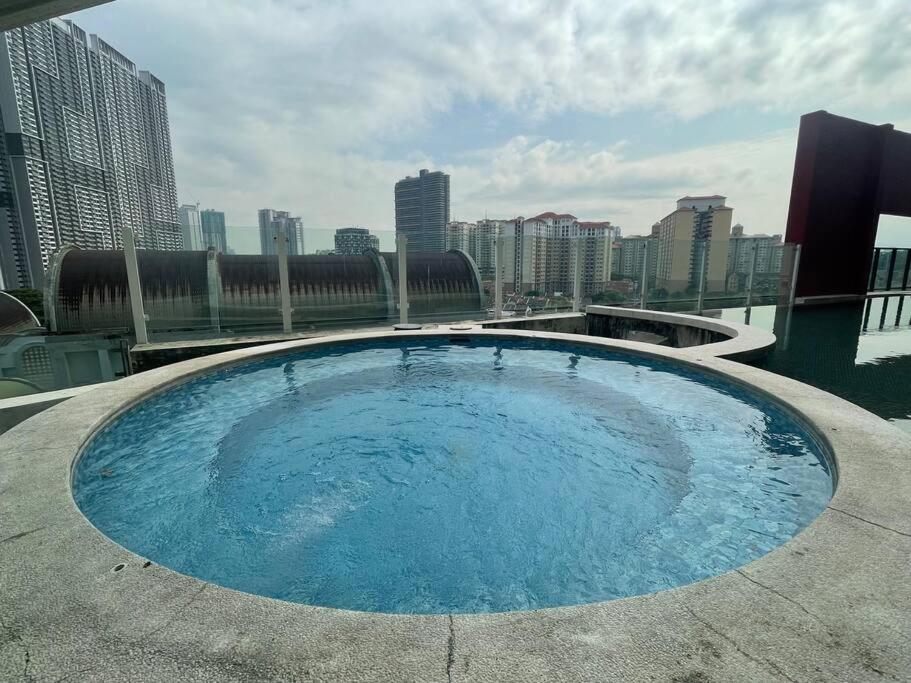Cozy Home with Private Jacuzzi at KL City 806