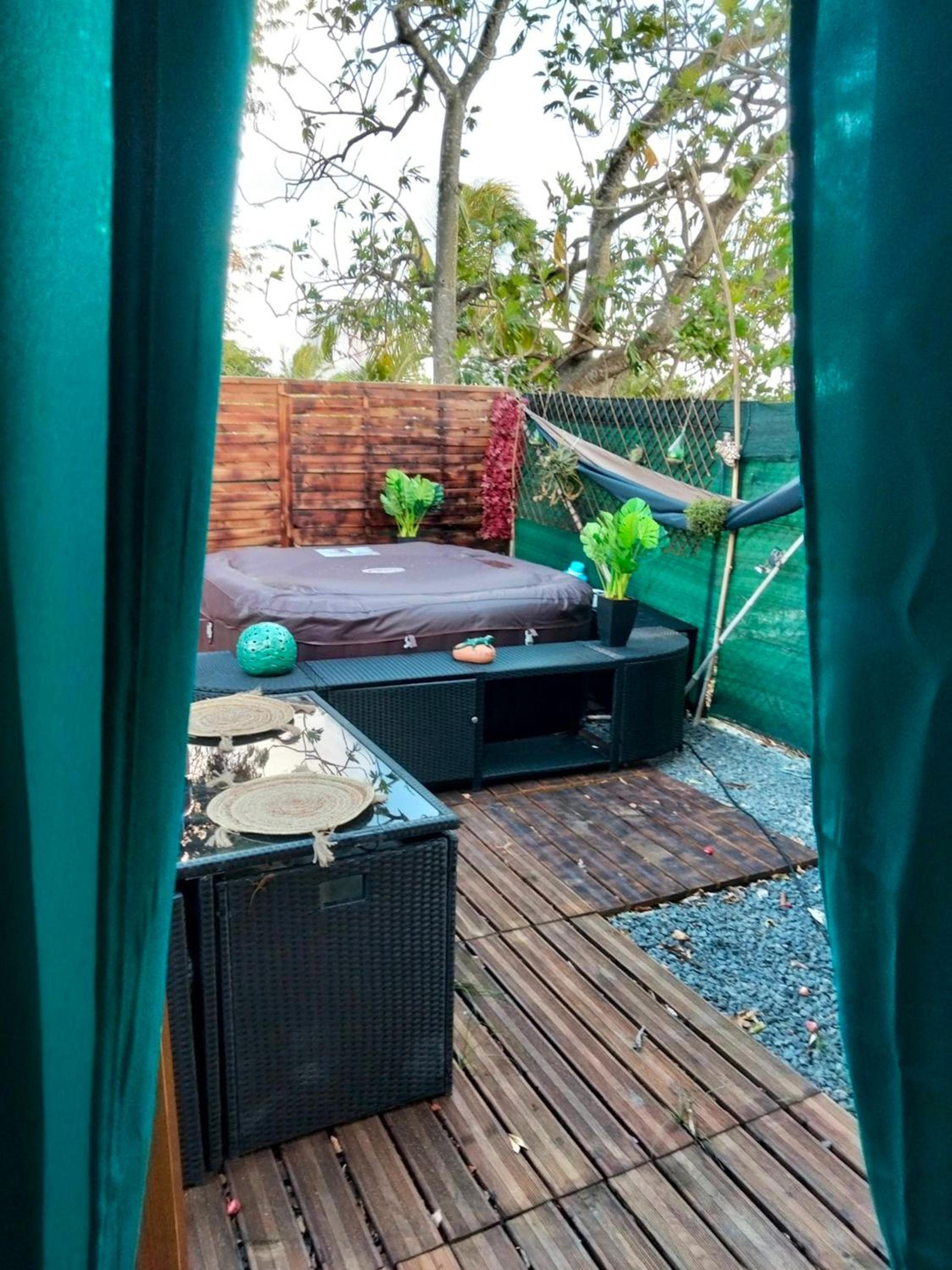 Bungalow charmant avec jacuzzi a Saint Francois jardin prive view 4