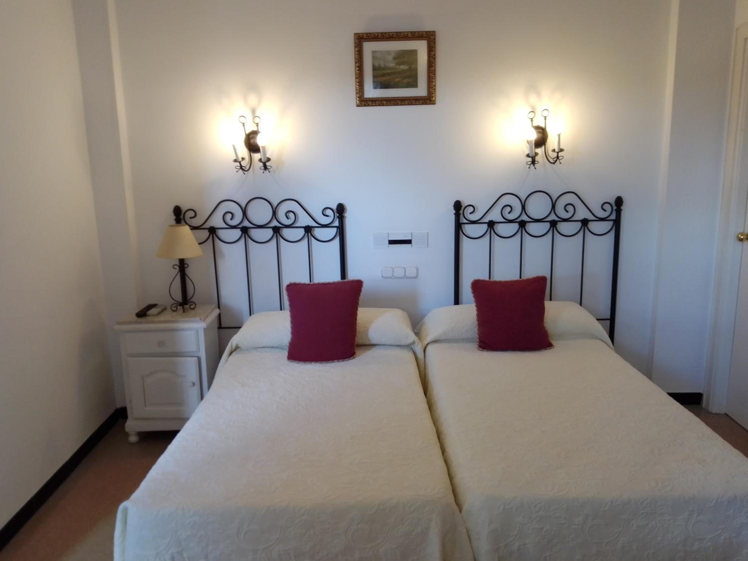 Hostal 2 estrellas -Restaurante Las Tres Encinas EN EL CENTRO DEL PUEBLO view 3