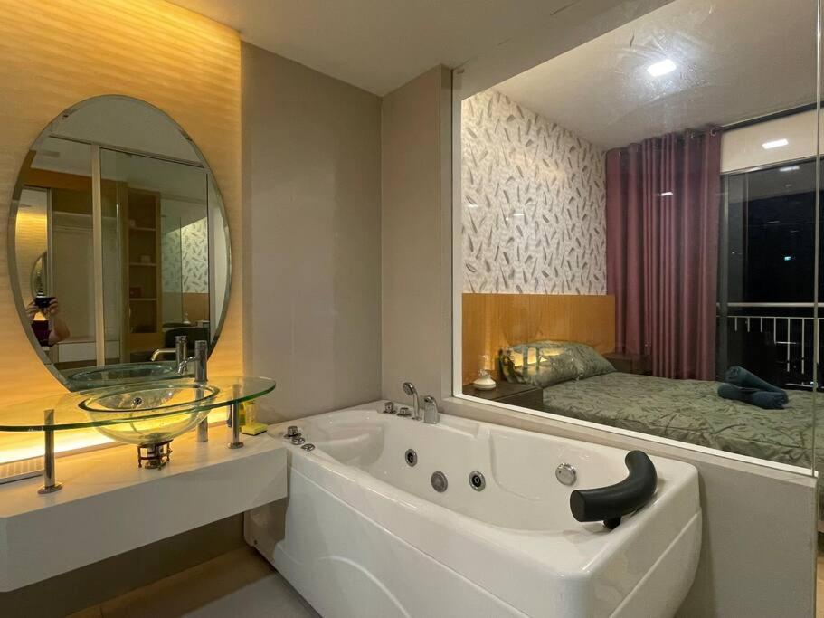 Staycation with Private Jacuzzi @ KL Downtown 1711