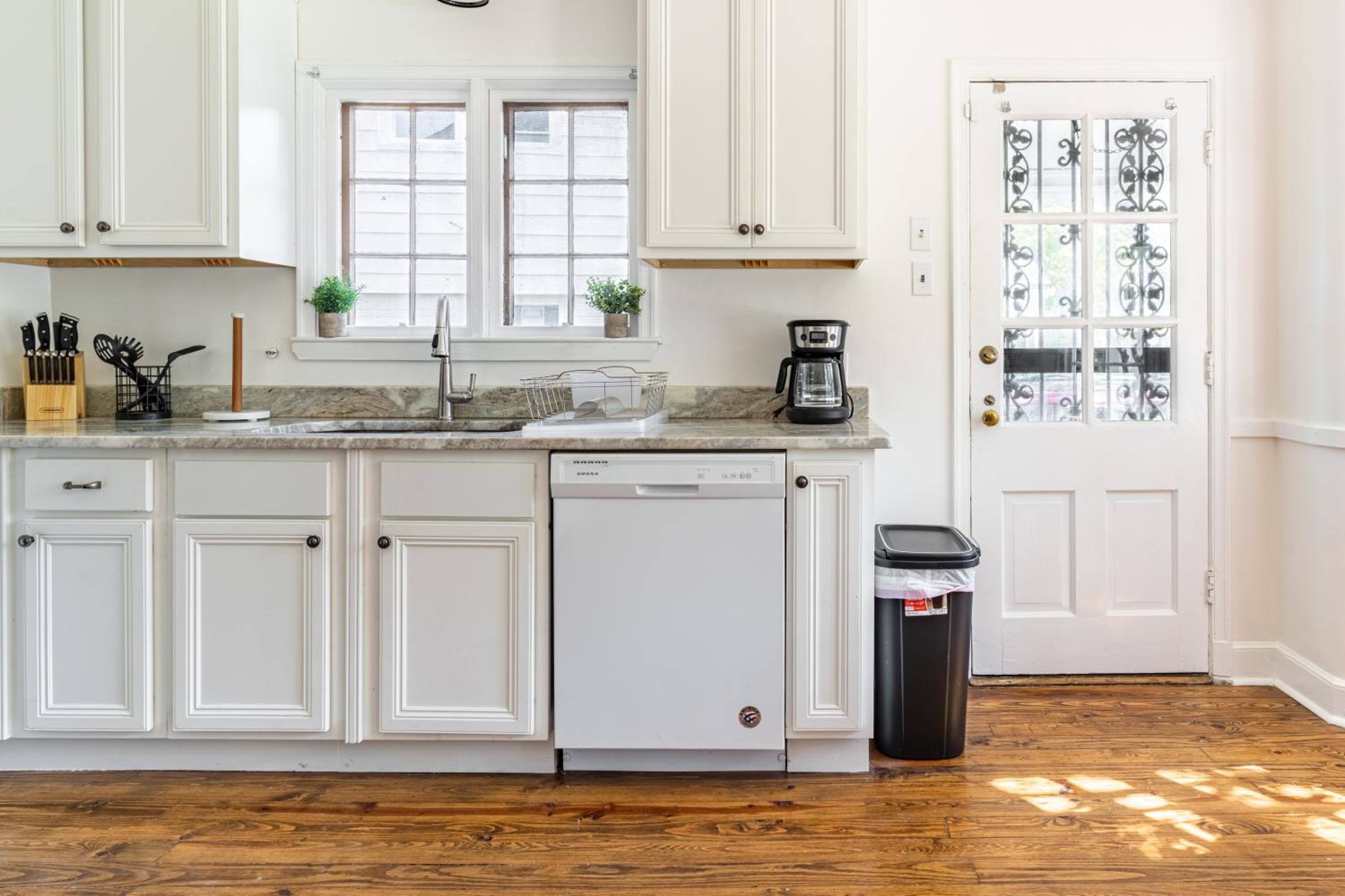 *NEW* Charming Memphis Bungalow near Cooper Young view 3