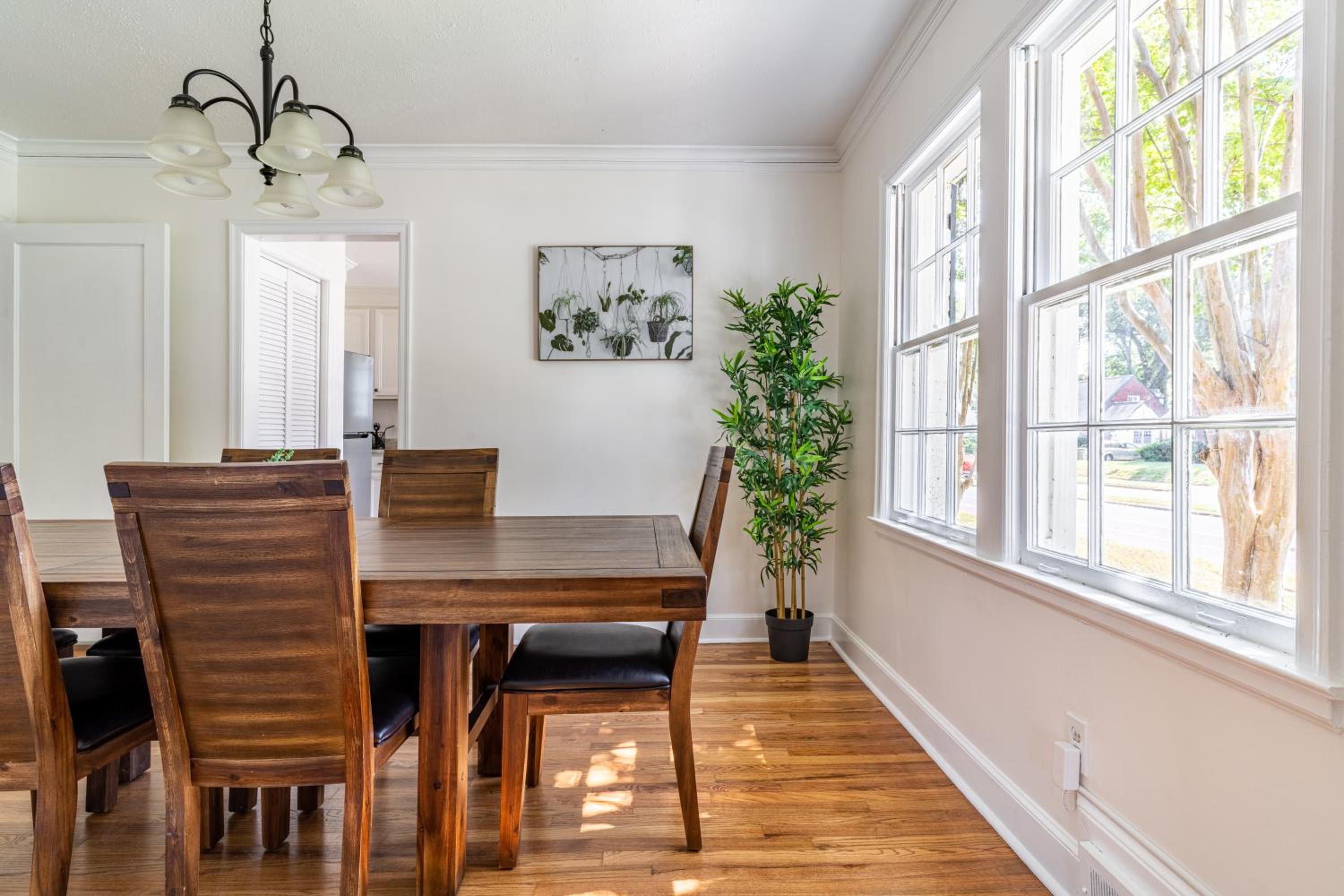 *NEW* Charming Memphis Bungalow near Cooper Young view 4