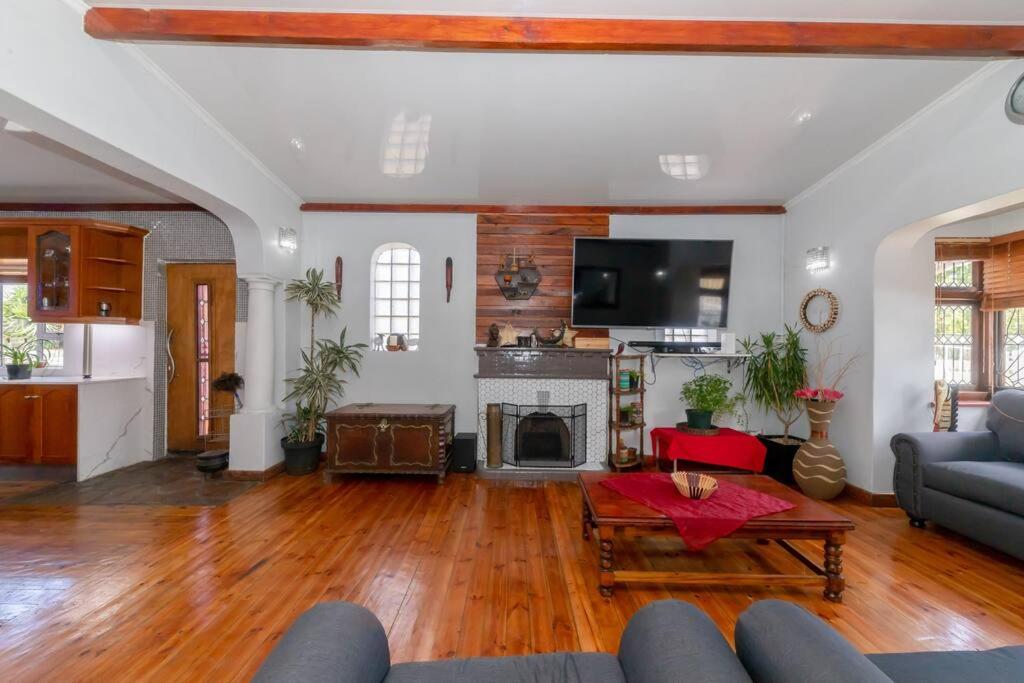 Hotel Sharods Self-catering Guesthouse - Image 1