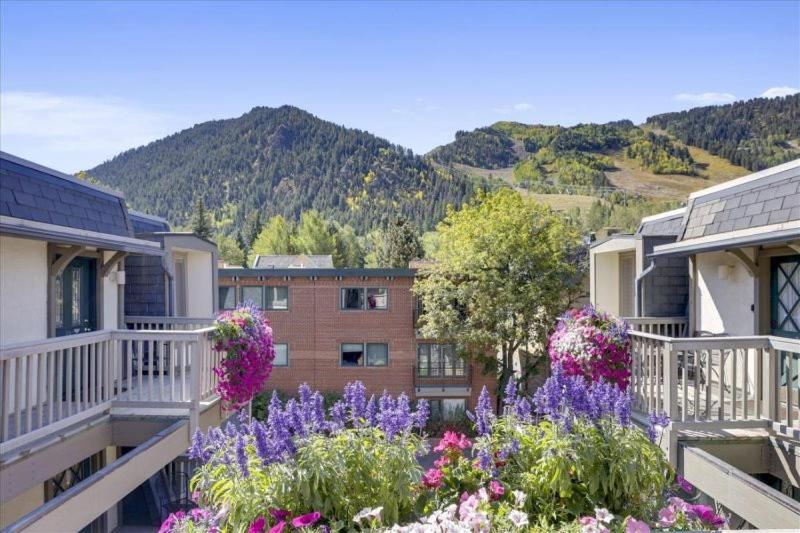 Exclusive 2 Bedroom Mountain Vacation Rental In The Heart Of Downtown Aspen One Block From Silver Queen Gondola