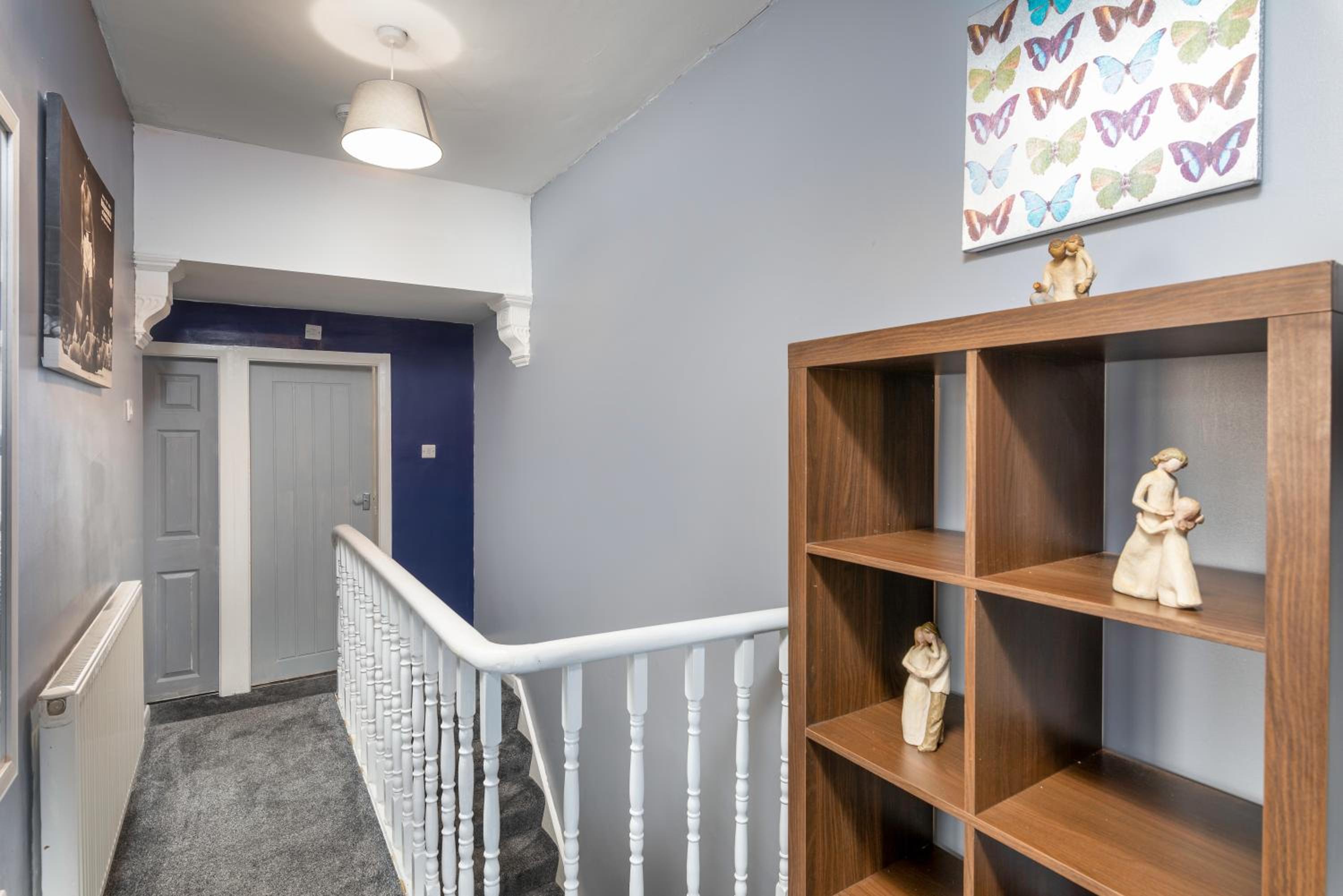 Spacious town house free parking and Wi-Fi view 3