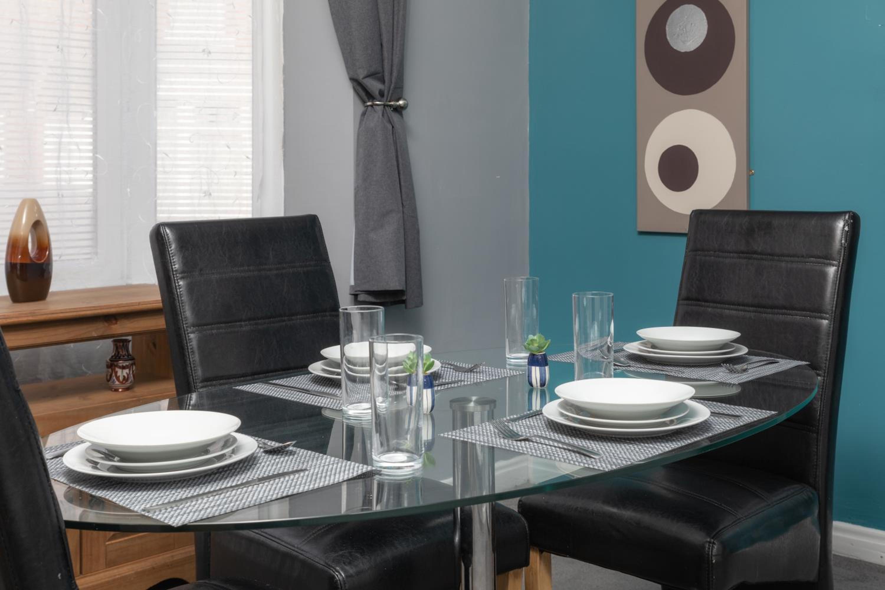 Spacious town house free parking and Wi-Fi view 4