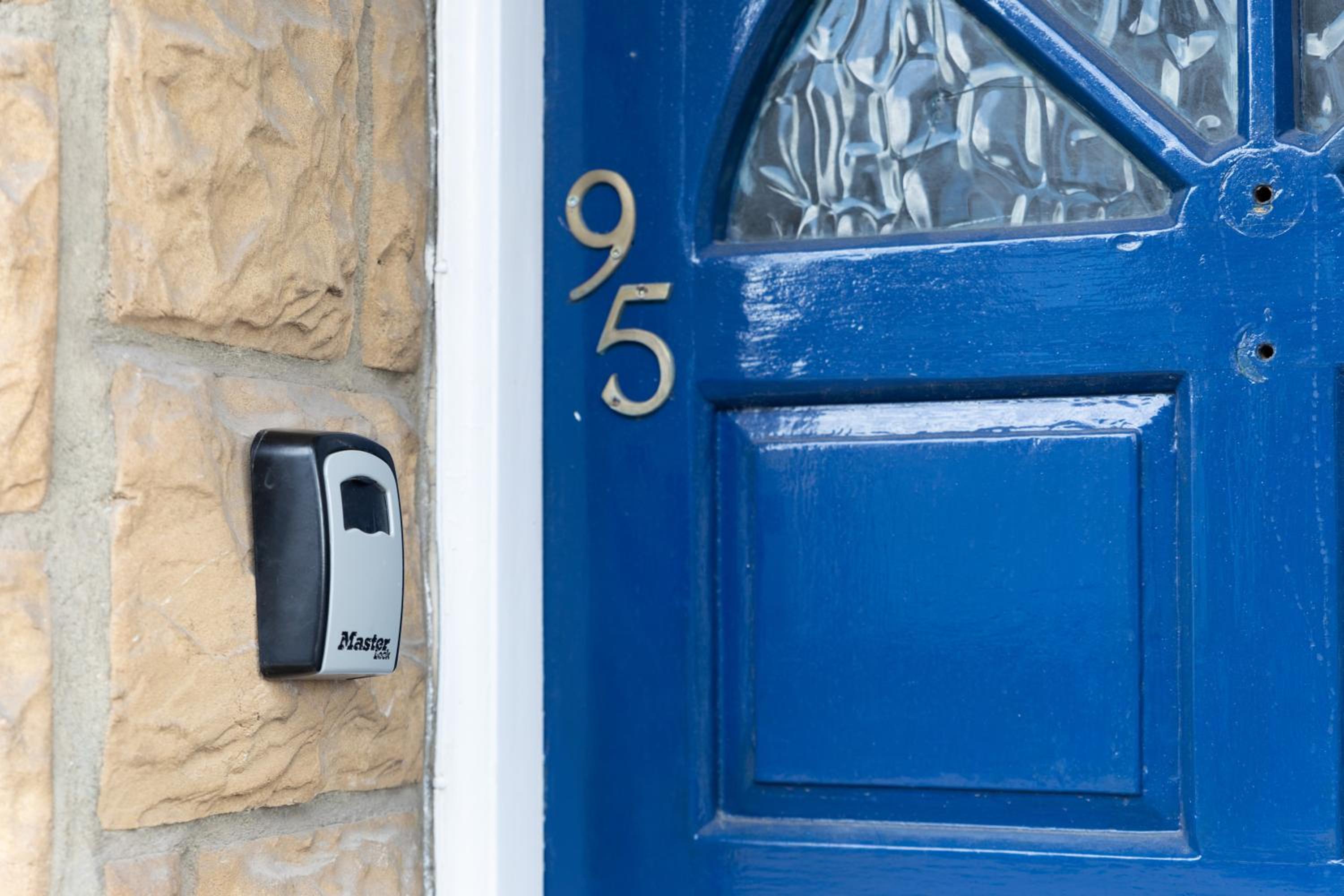 Spacious town house free parking and Wi-Fi view 5