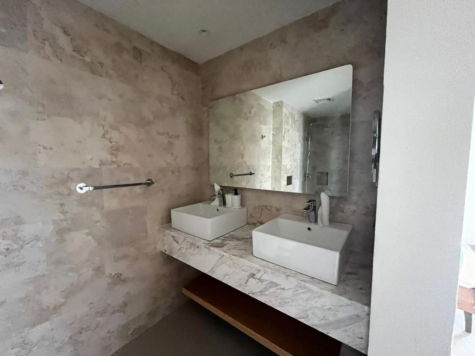 2 Bedroom Penthouse with Rooftop Picuzzi view 5