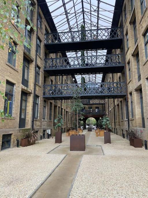 Two Bedroom Apartment In Bradford Canal Road Contractors With Free WiFi