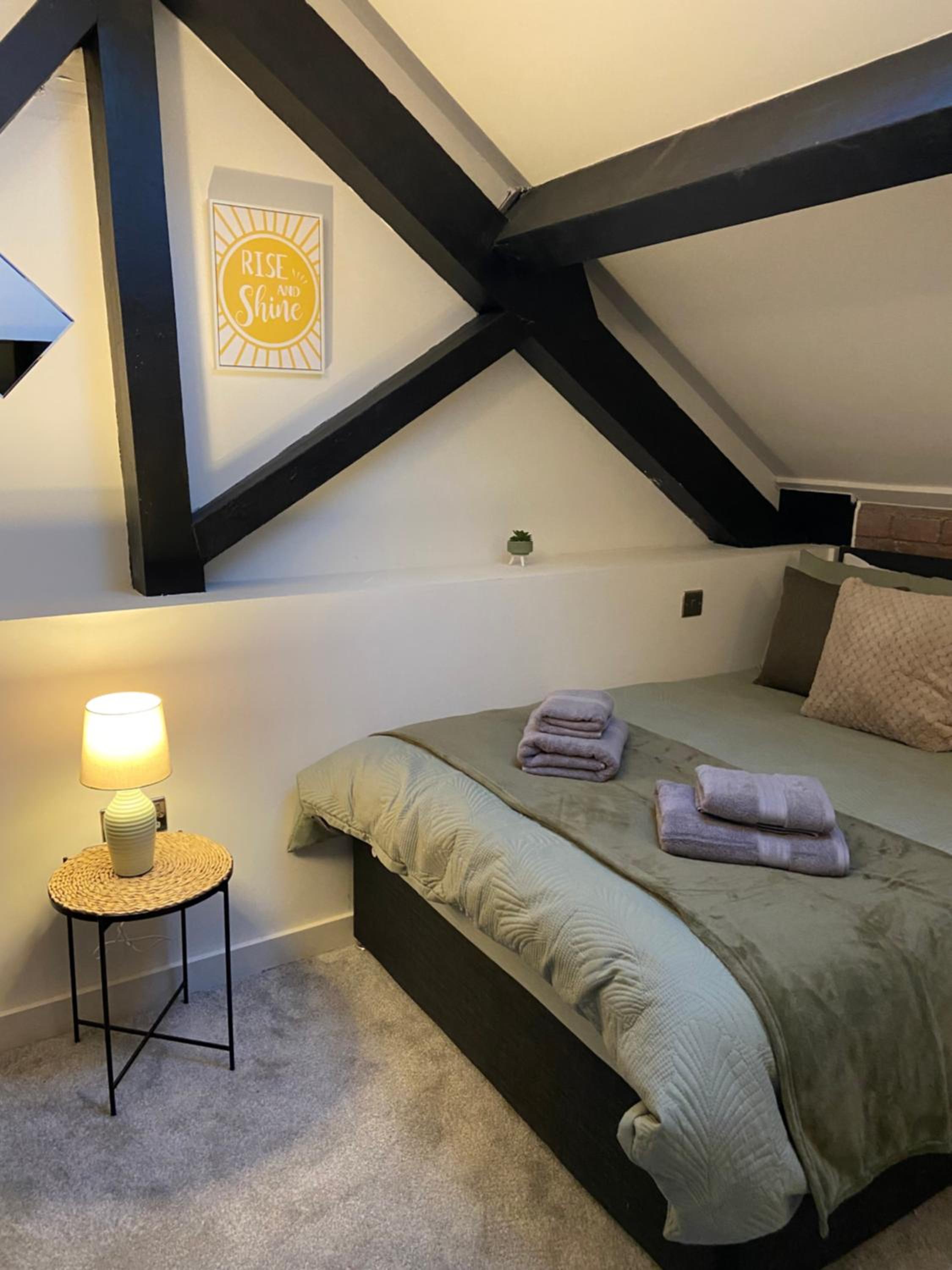 Two Bedroom Apartment In Bradford Canal Road Contractors With Free WiFi
