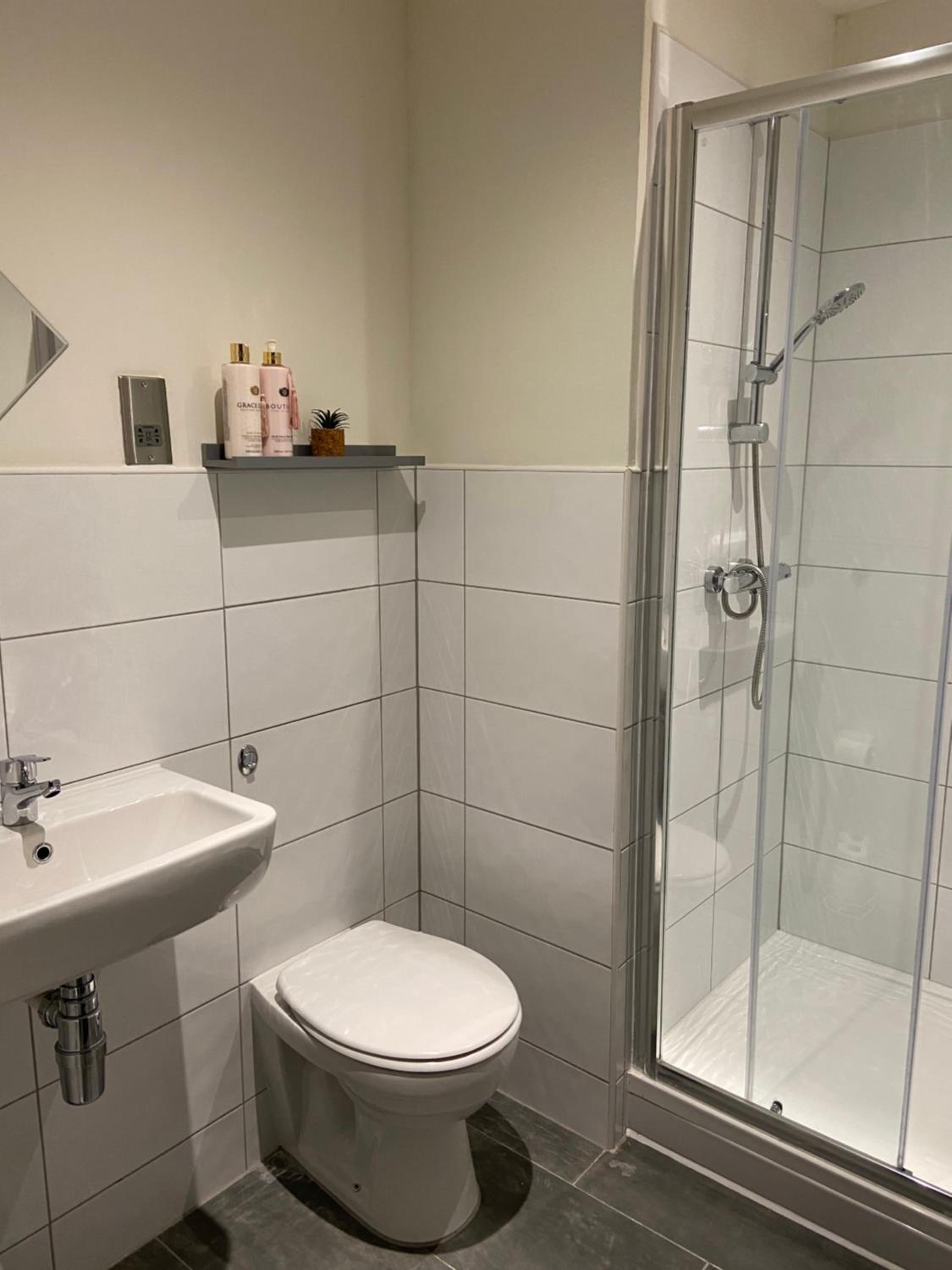 Two Bedroom Apartment In Bradford Canal Road Contractors With Free WiFi