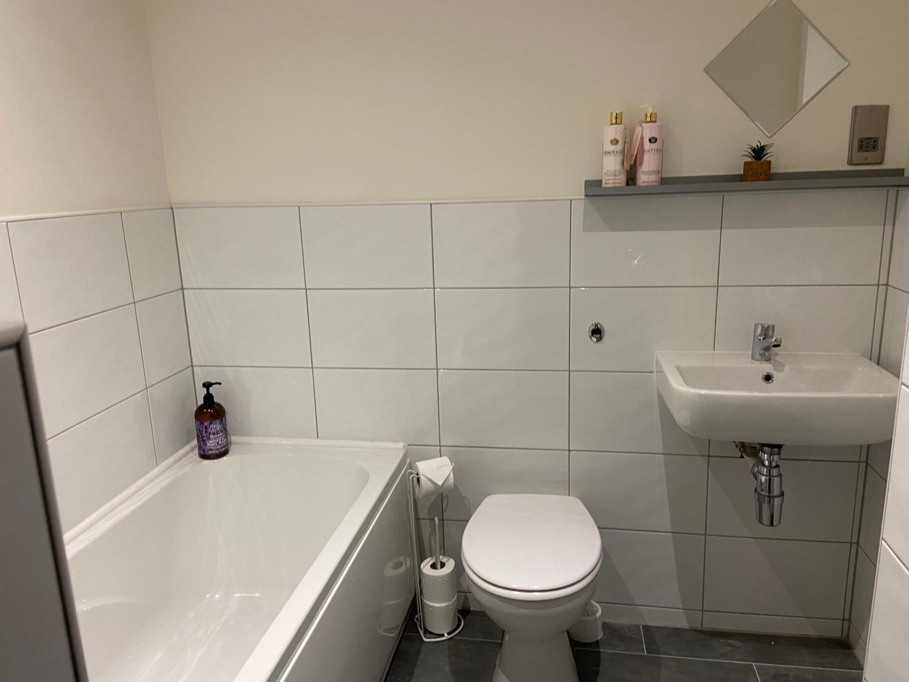 Two Bedroom Apartment In Bradford Canal Road Contractors With Free WiFi