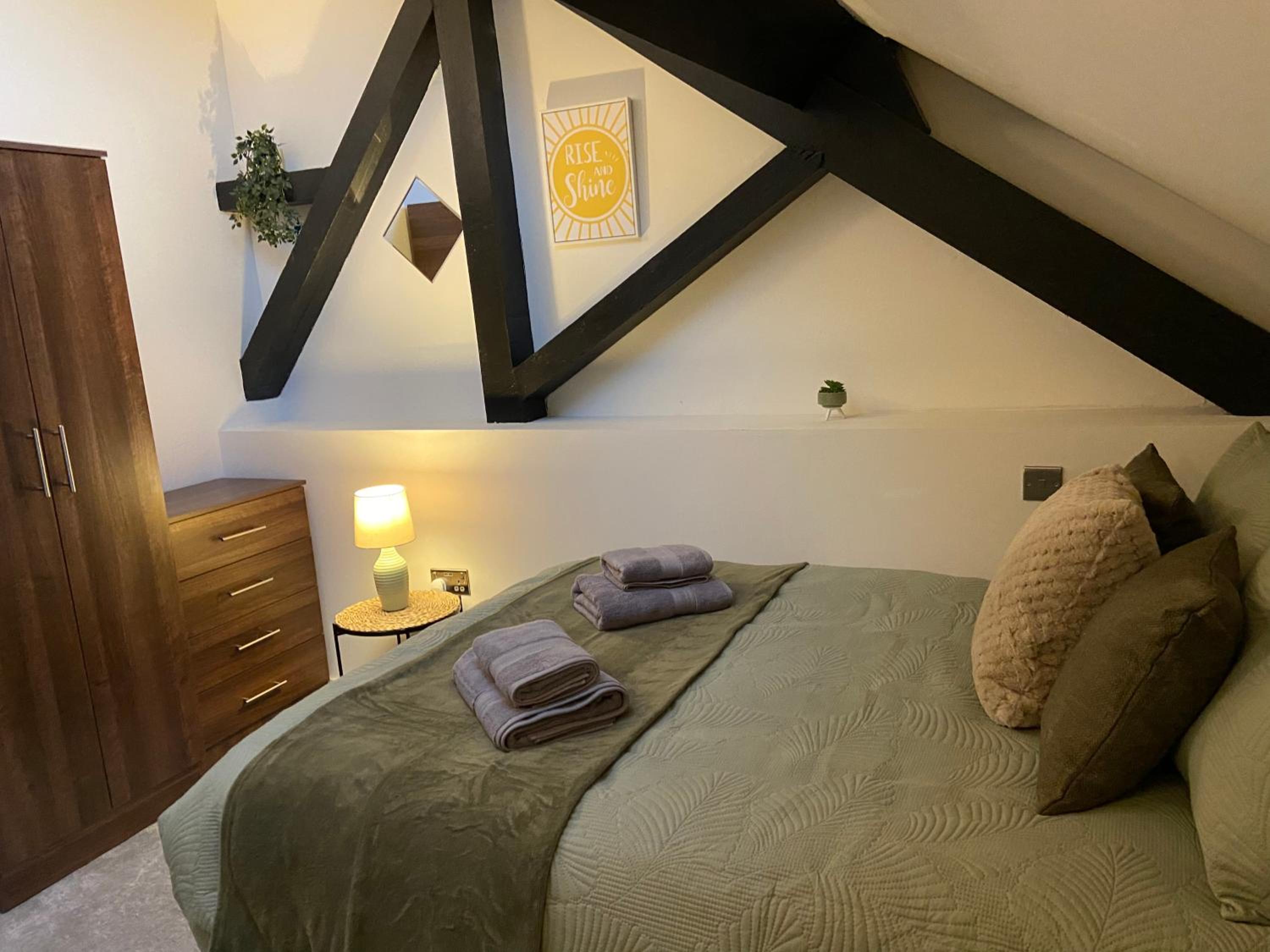 Two Bedroom Apartment In Bradford Canal Road Contractors With Free WiFi