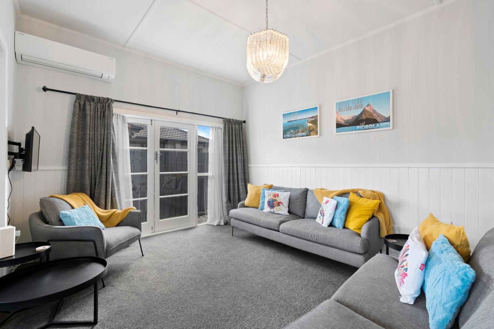 Lake Dunstan Cottage - Cromwell Holiday Home view 2