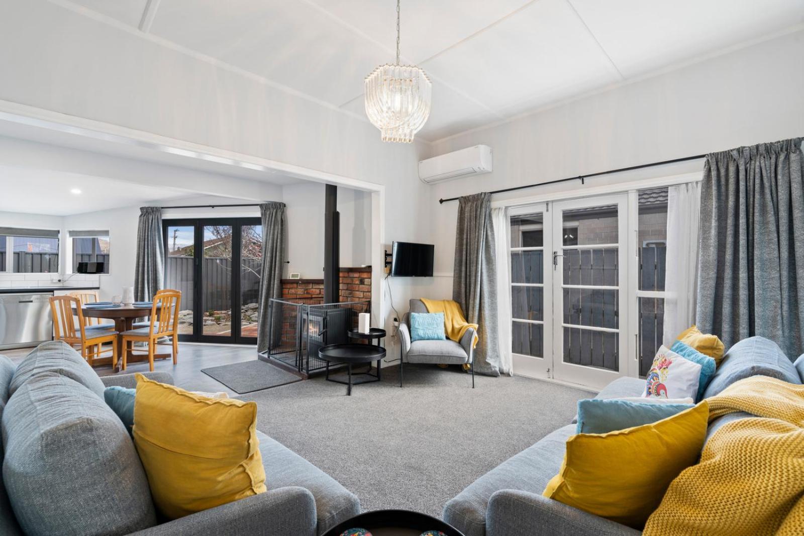 Lake Dunstan Cottage - Cromwell Holiday Home view 3