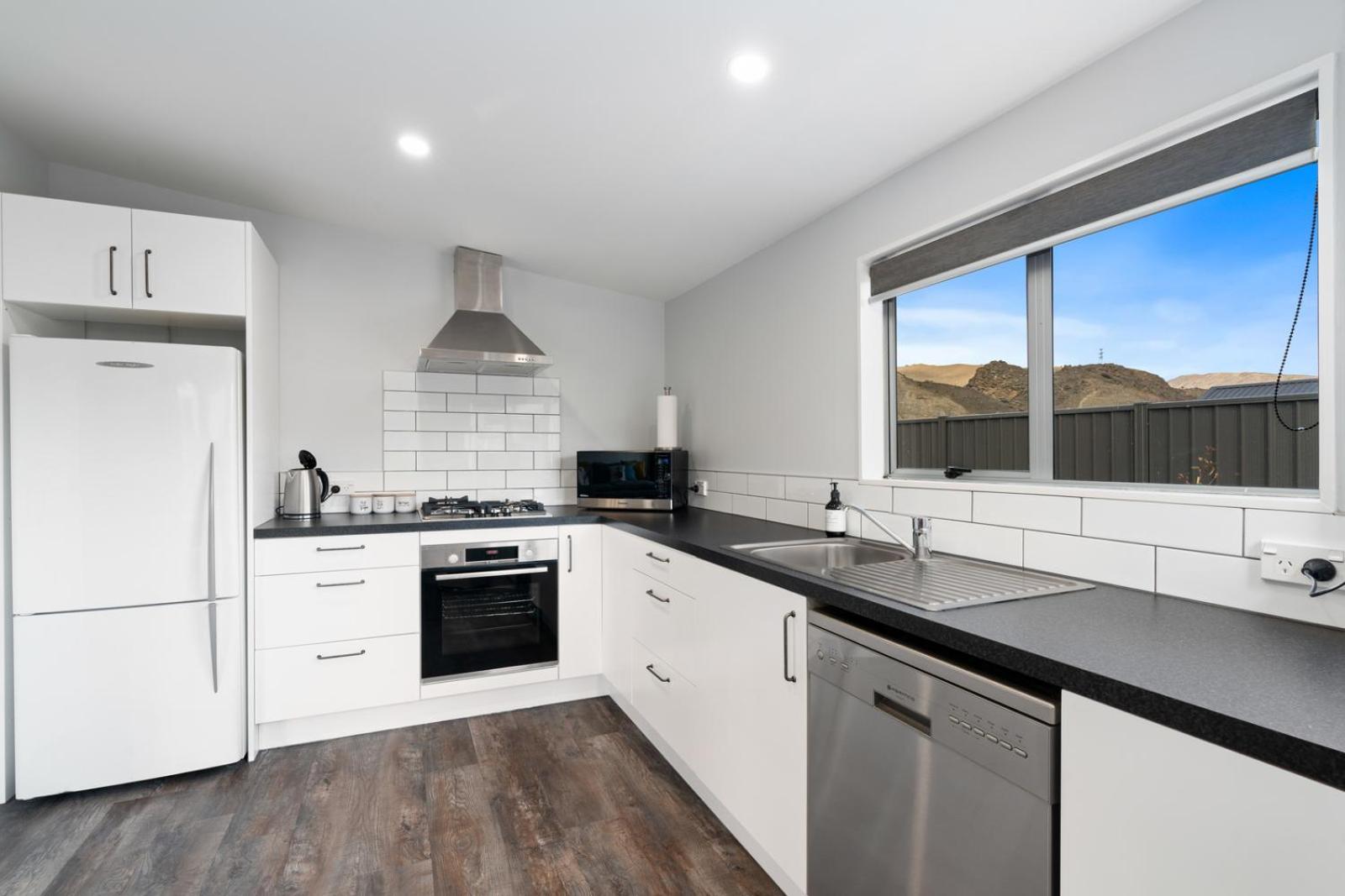 Lake Dunstan Cottage - Cromwell Holiday Home view 4