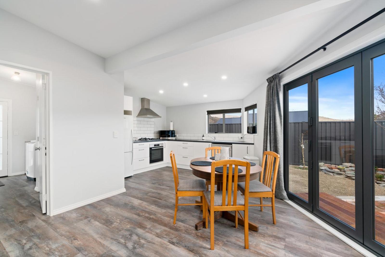 Lake Dunstan Cottage - Cromwell Holiday Home view 5