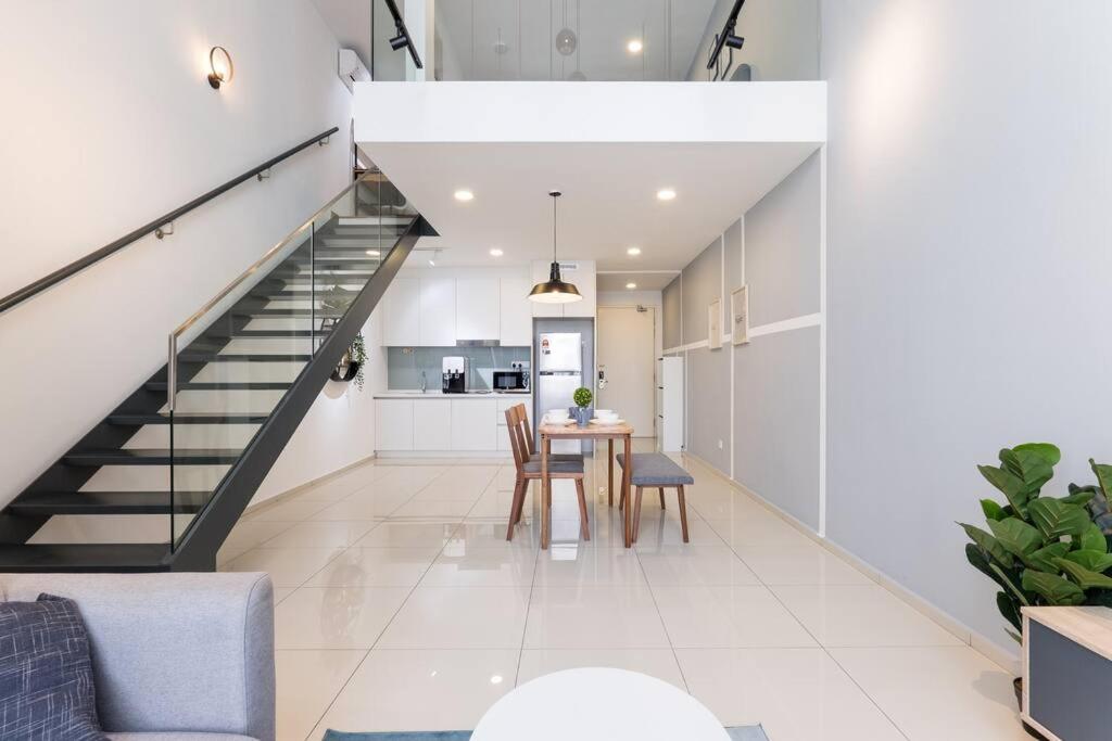 Eko Cheras 3 pax by Feel Home Above Mall